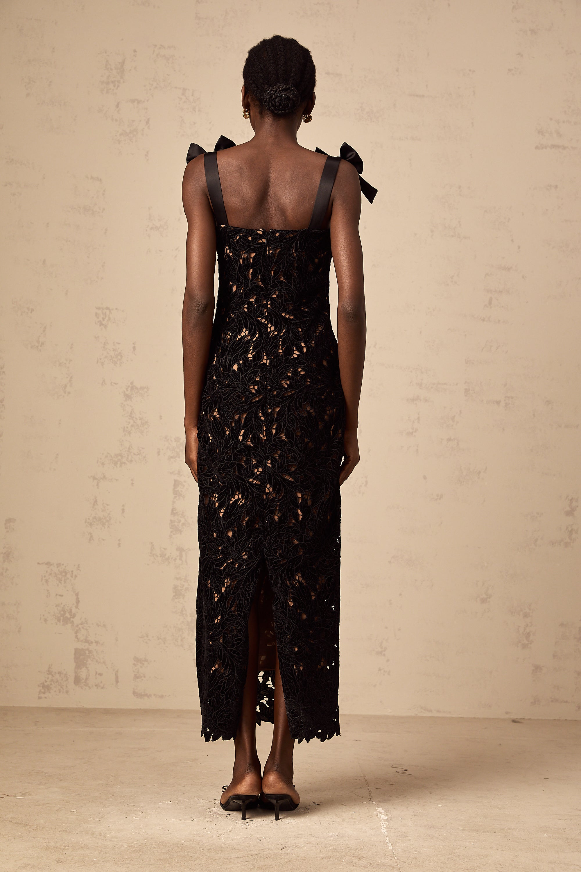 Vestido largo negro con bordado floral de la marca Final Sale, estilo maxi y elegante para ocasiones especiales.