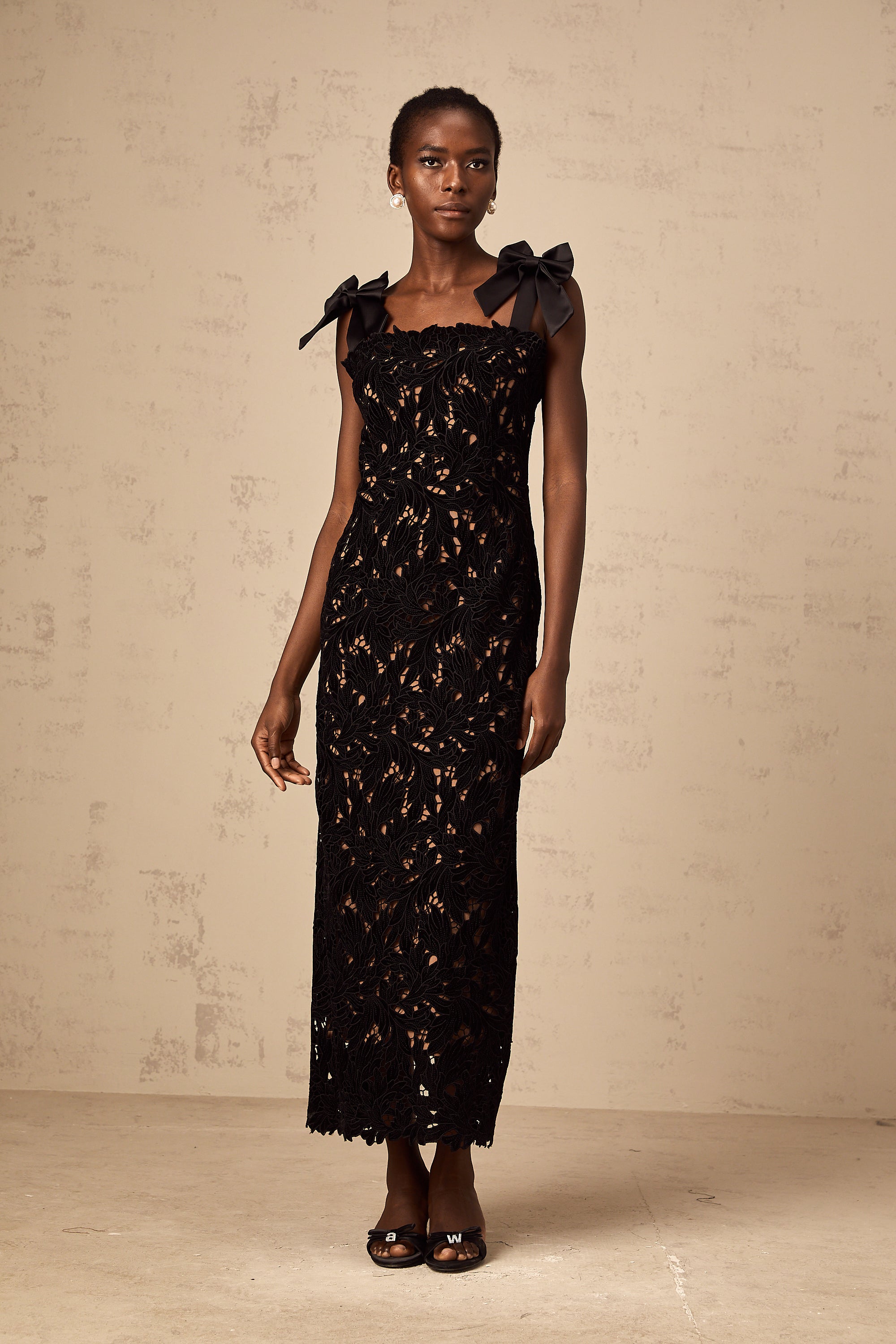Vestido largo negro con bordados florales de la marca Final Sale, estilo maxi y diseño elegante, visible en la imagen.