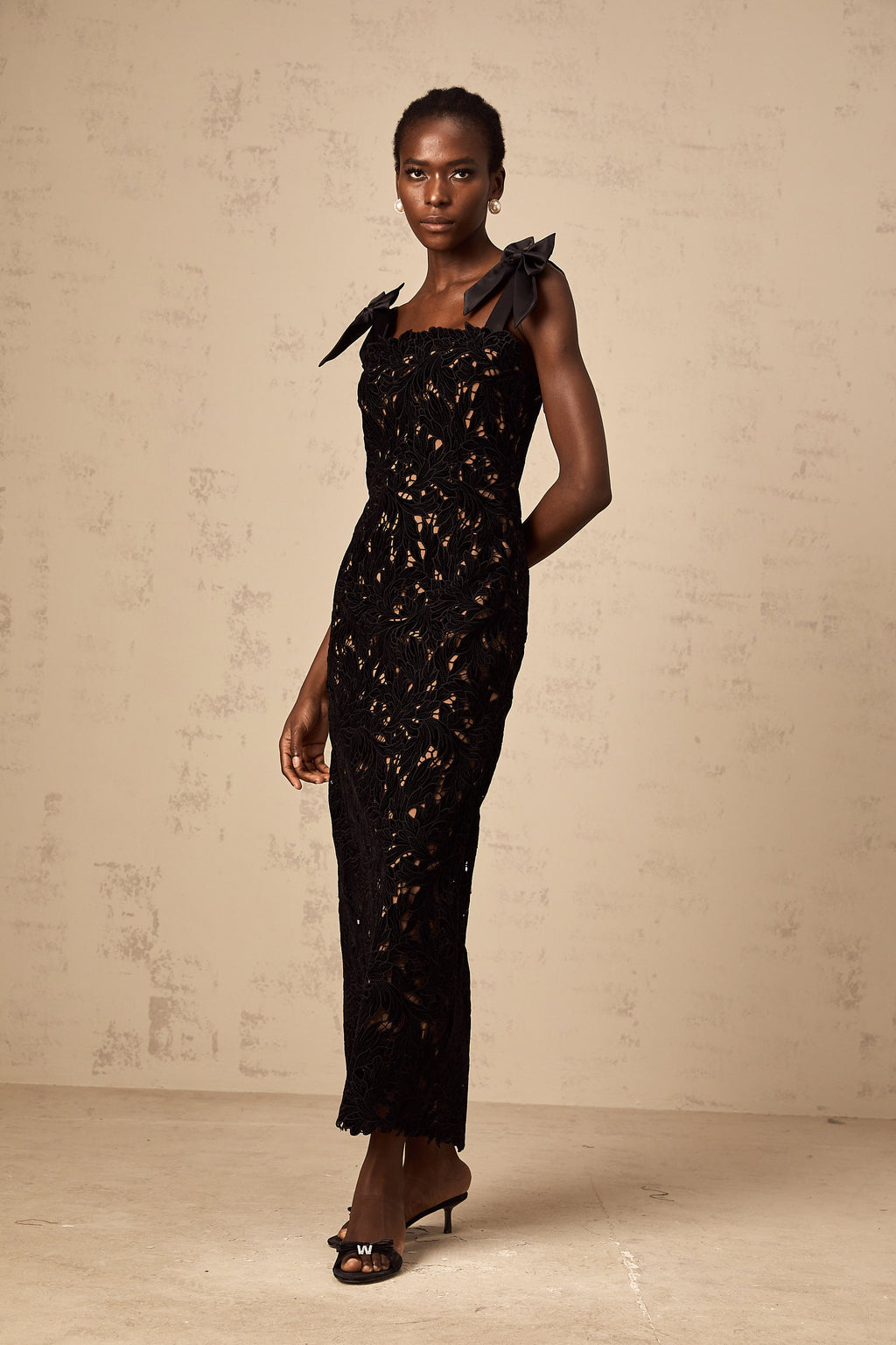 Vestido largo negro con bordado floral de la marca Final Sale, estilo maxi y diseño elegante para ocasiones especiales.