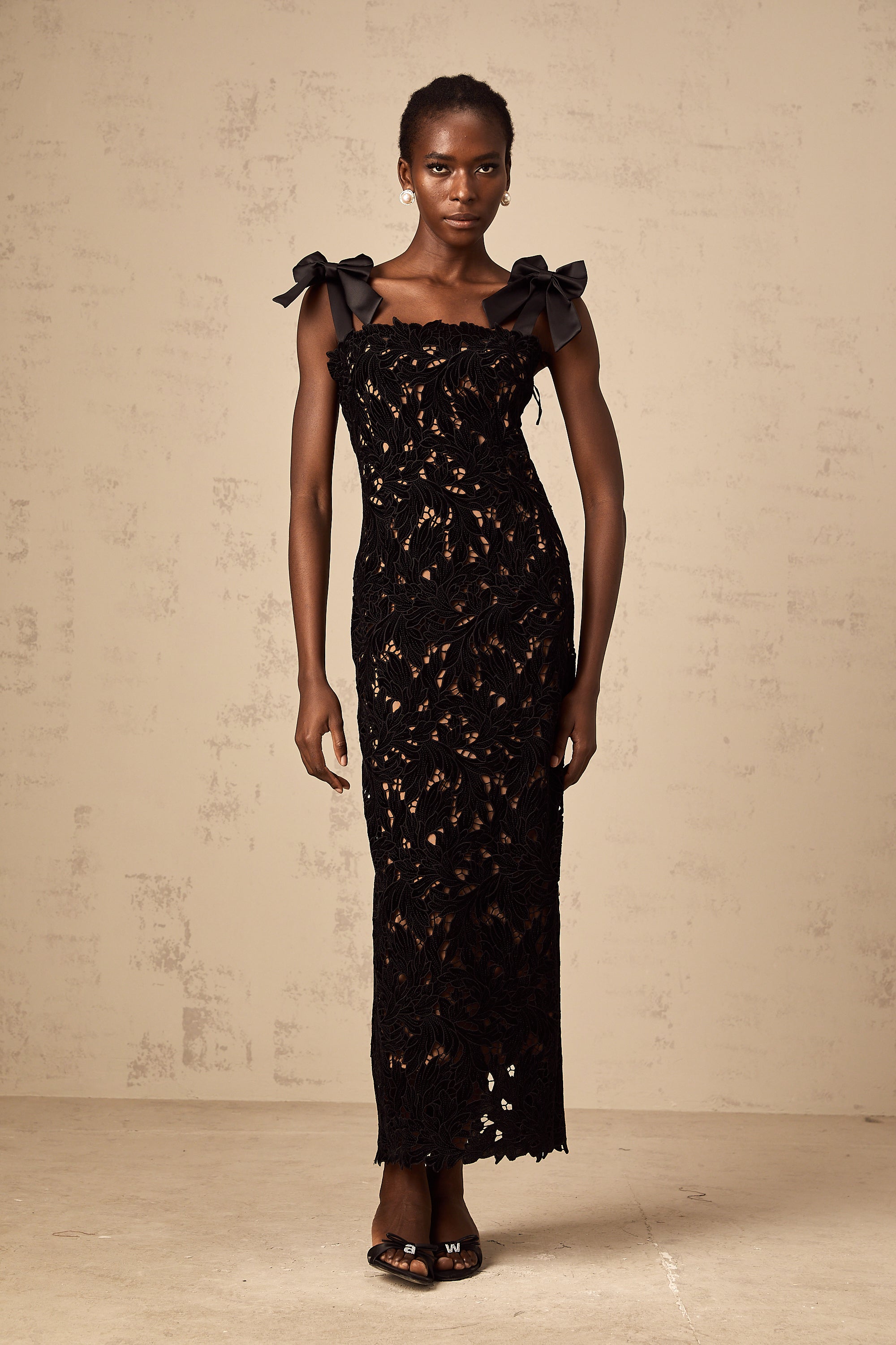 Vestido maxi negro con bordado floral de la marca Final Sale, elegante y largo, con detalles de encaje y diseño femenino.
