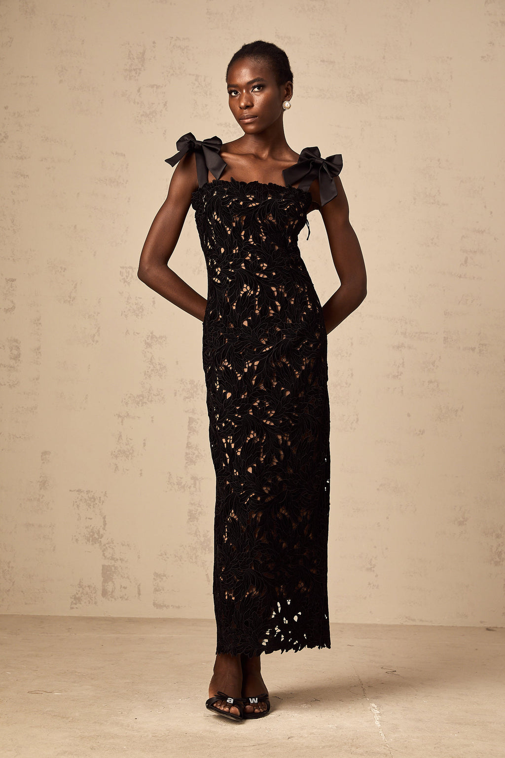 Vestido largo negro con bordados florales de la marca Final Sale, diseño maxi y elegante, para ocasiones especiales.