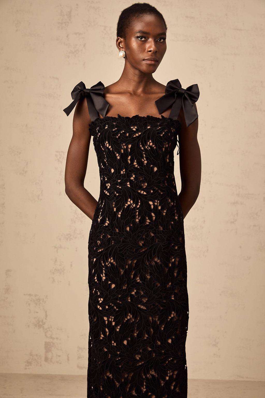 Vestido largo negro Eloise con bordado floral, vestido maxi de mujer con diseño elegante y detalles en la tela.