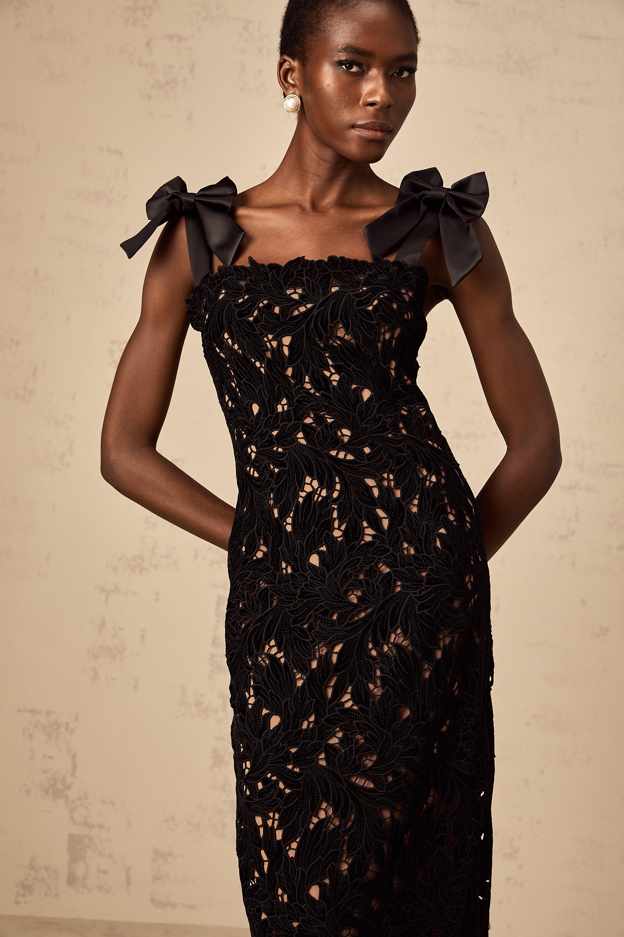 Vestido largo negro con bordados florales de la marca Final Sale, estilo elegante y femenino, mostrado en la imagen.