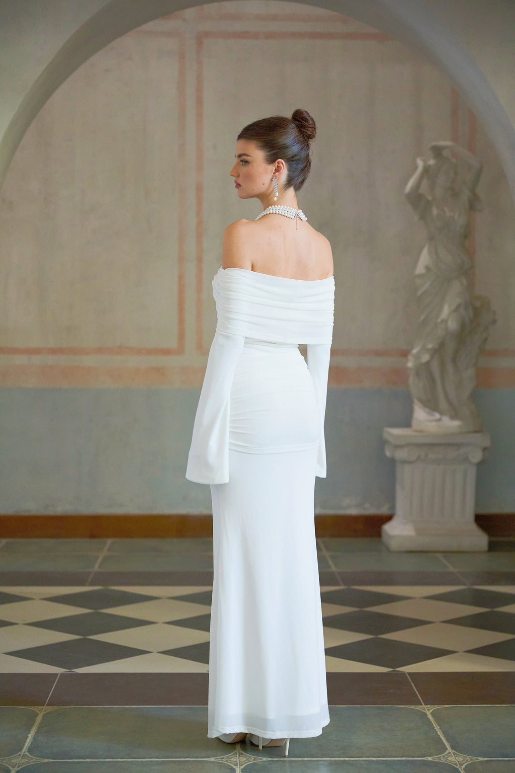 Vestido largo de punto con apliques florales y brillo en color blanco, de la marca Final Sale, con diseño maxi y detalles elegantes