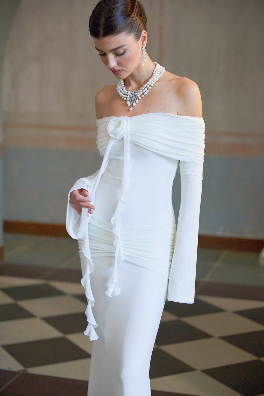 Vestido largo de punto blanco con aplicaciones florales y brillo de la marca Final Sale, con diseño elegante y detalles decorativos.
