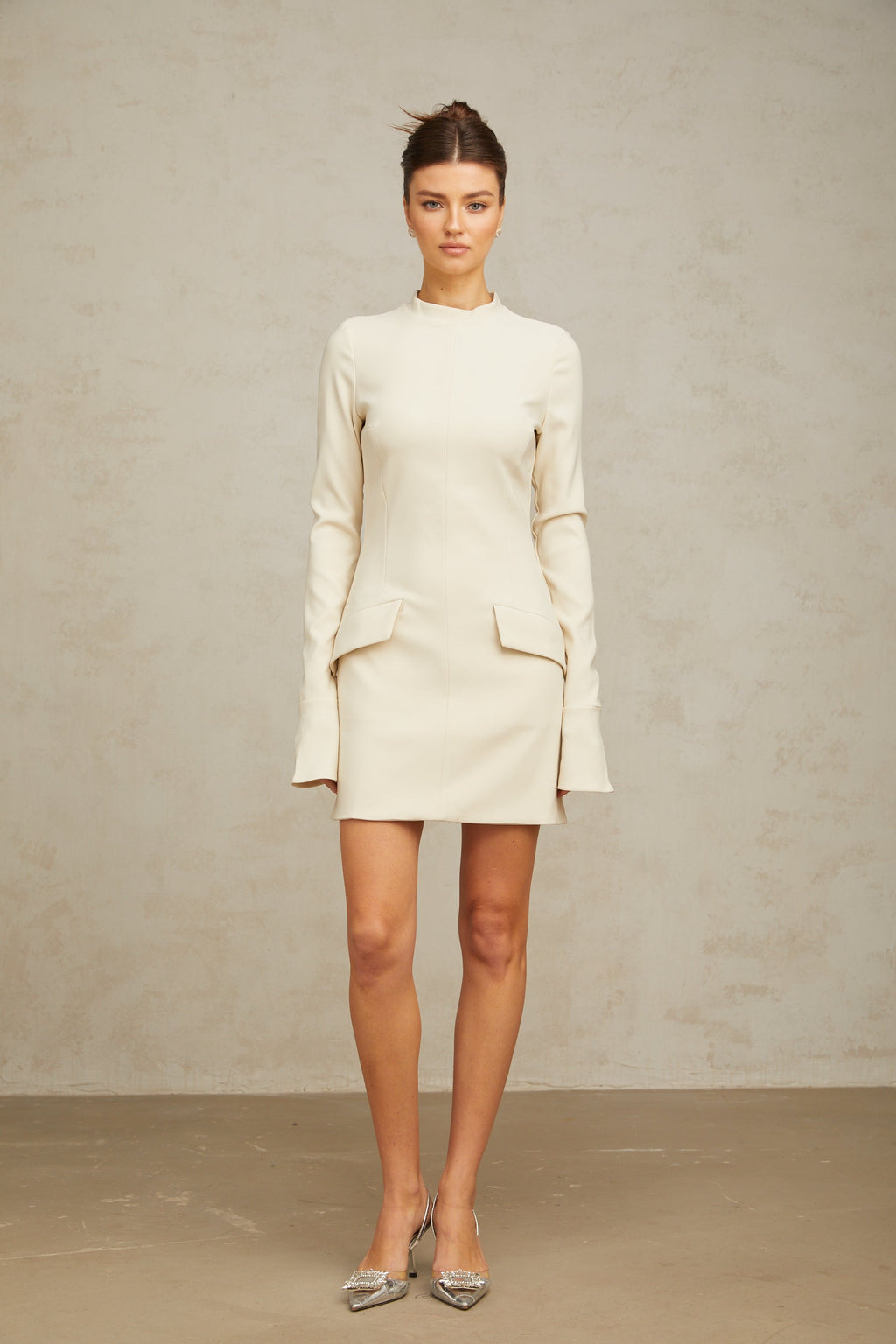 Vestido ajustado mini de color crema de Chloé, diseño entallado y elegante, con detalles de moda en la imagen.