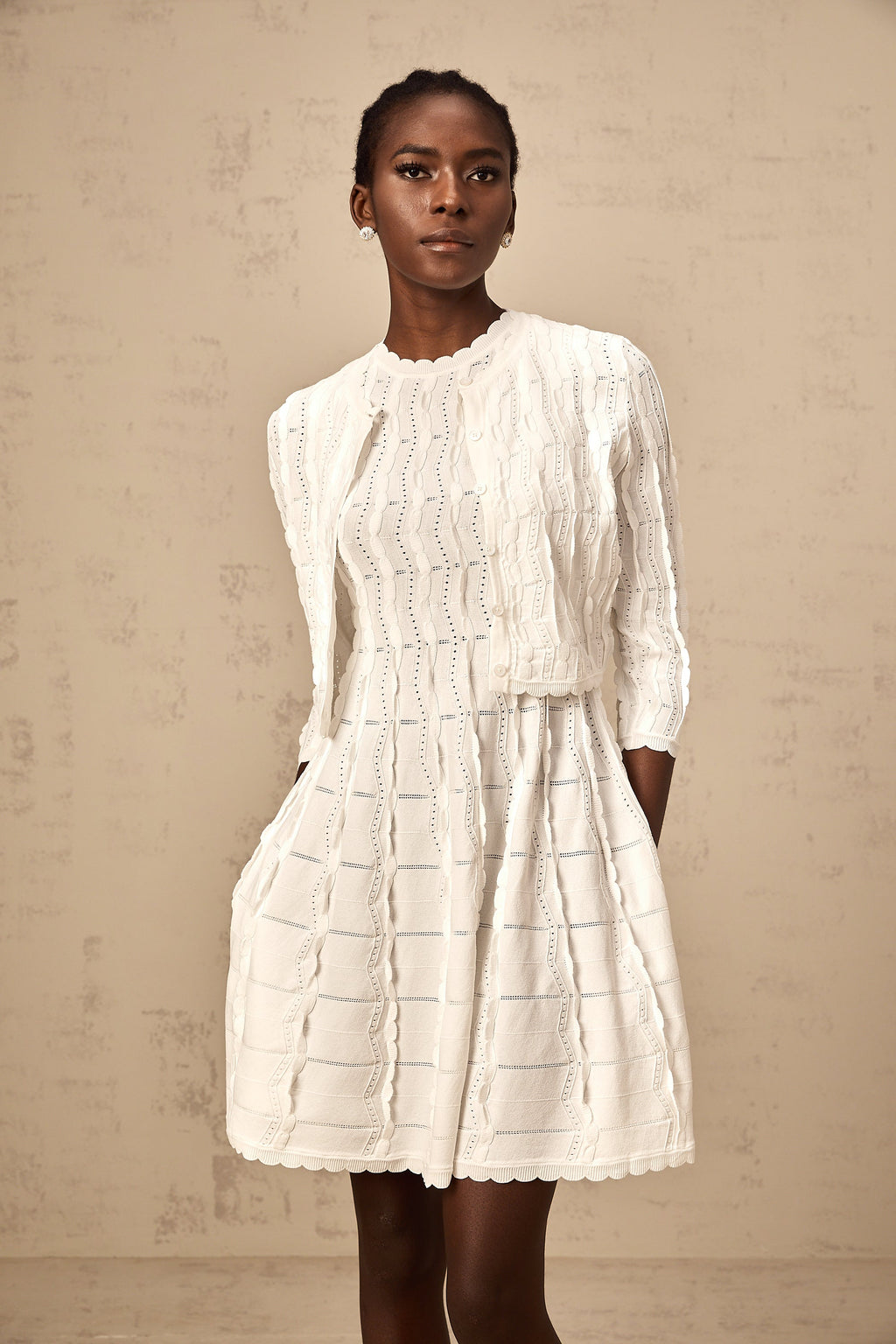 Cárdigan de punto blanco con volantes Esmée, estilo femenino y tejido suave, en color blanco.