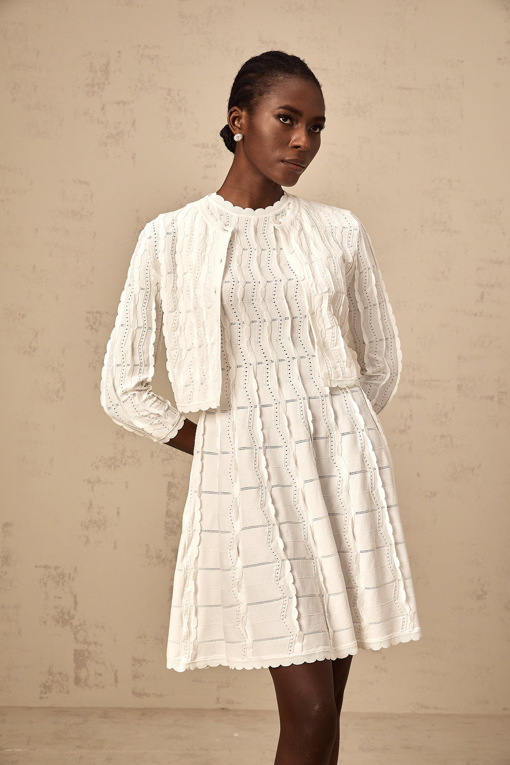 Cardigan de punto blanco con volantes Esmée de la marca Final Sale, con detalles rizados y estilo elegante.