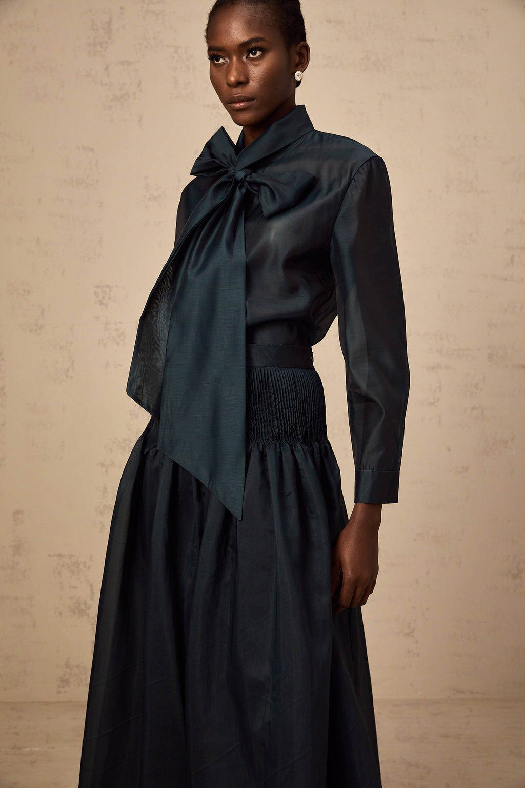 Conjunto de blusa y falda de Final Sale en verde oscuro con lazo en el cuello, diseño elegante y moderno.