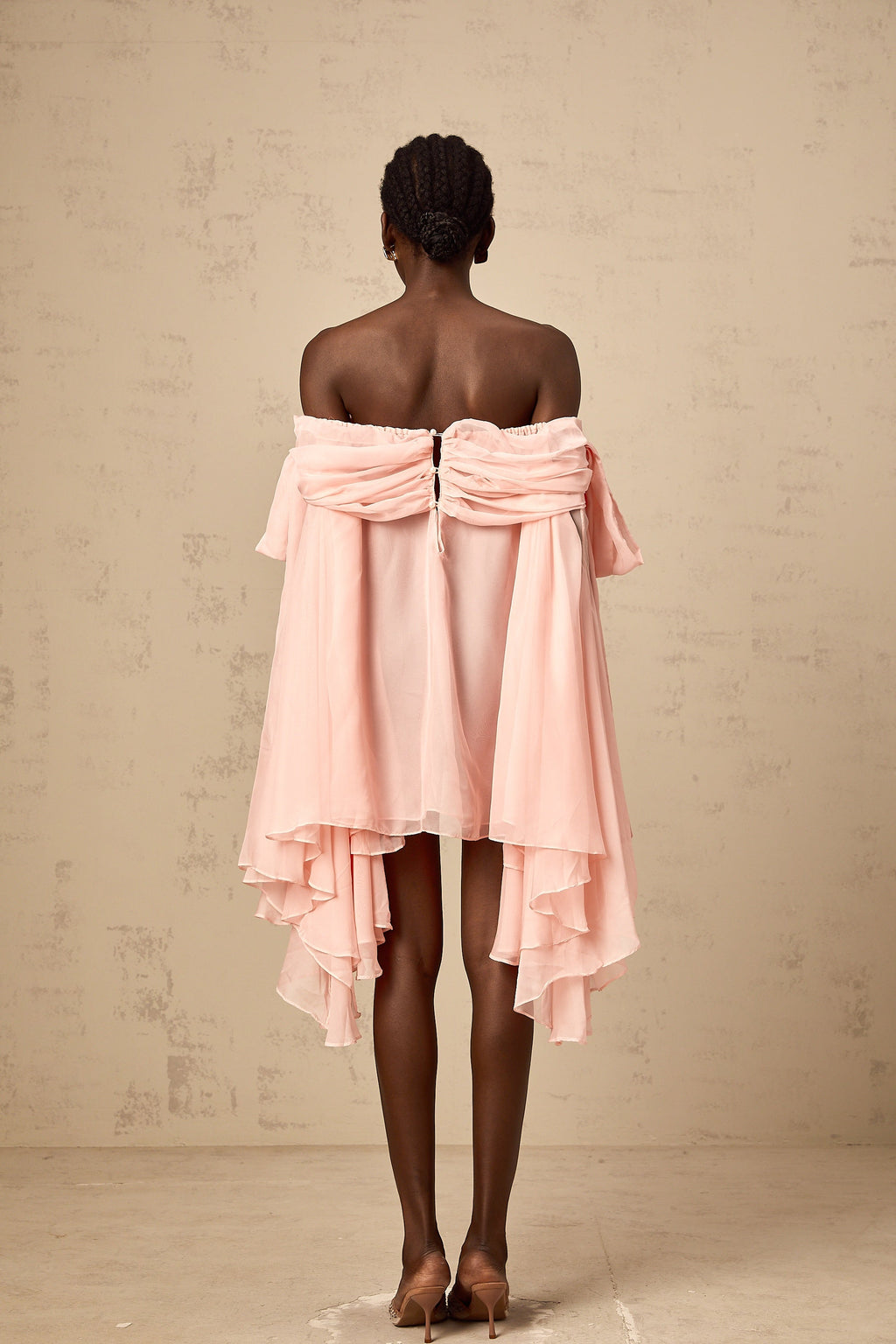 Vestido mini de seda rosa con lazo en Avril, diseño drapeado y elegante, ideal para ocasiones especiales.