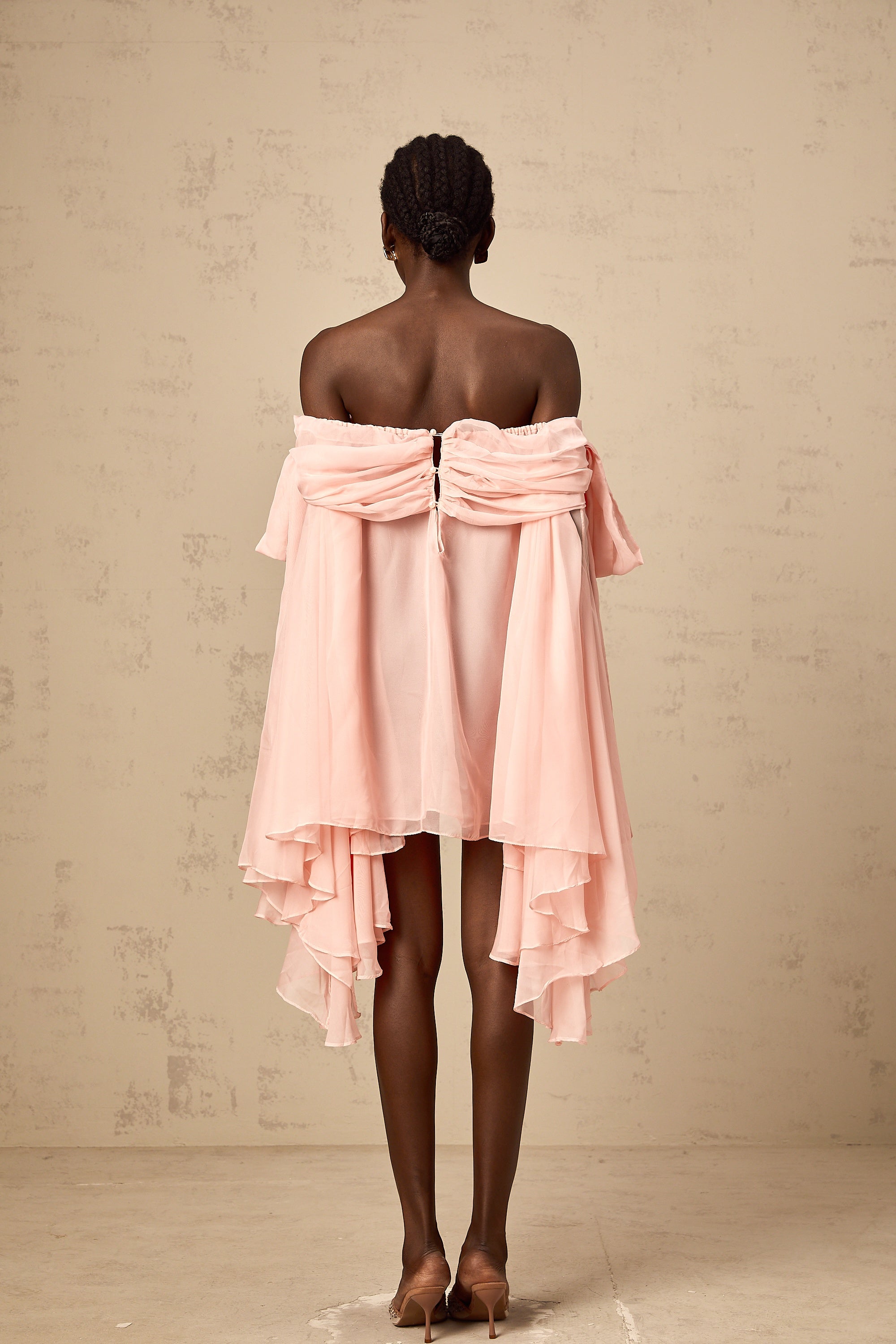 Vestido mini de seda rosa con lazo en Avril, diseño drapeado y elegante, ideal para ocasiones especiales.