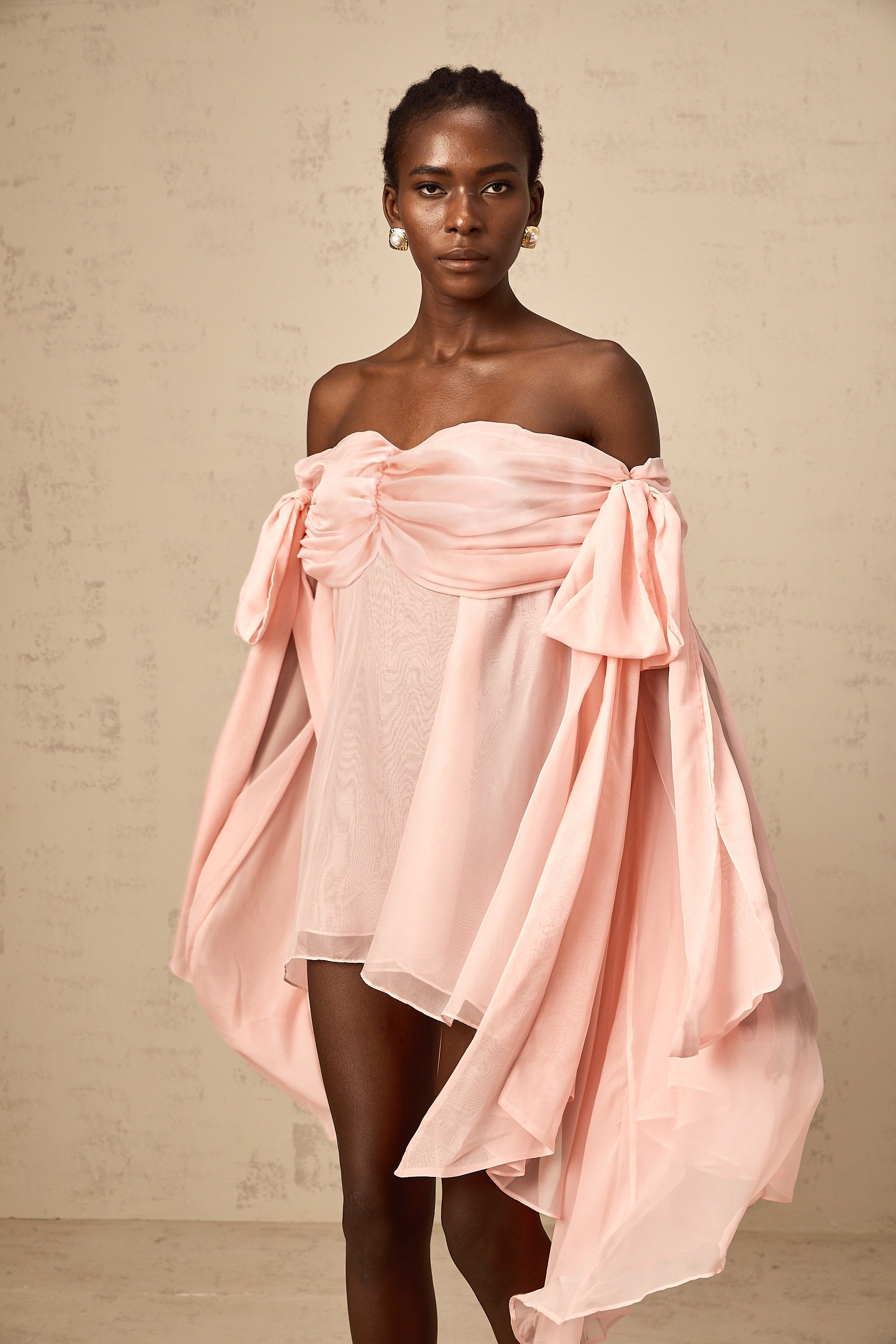 Vestido mini de seda rosa con lazo de Avril, estilo drapeado y sin mangas, de la marca Final Sale.