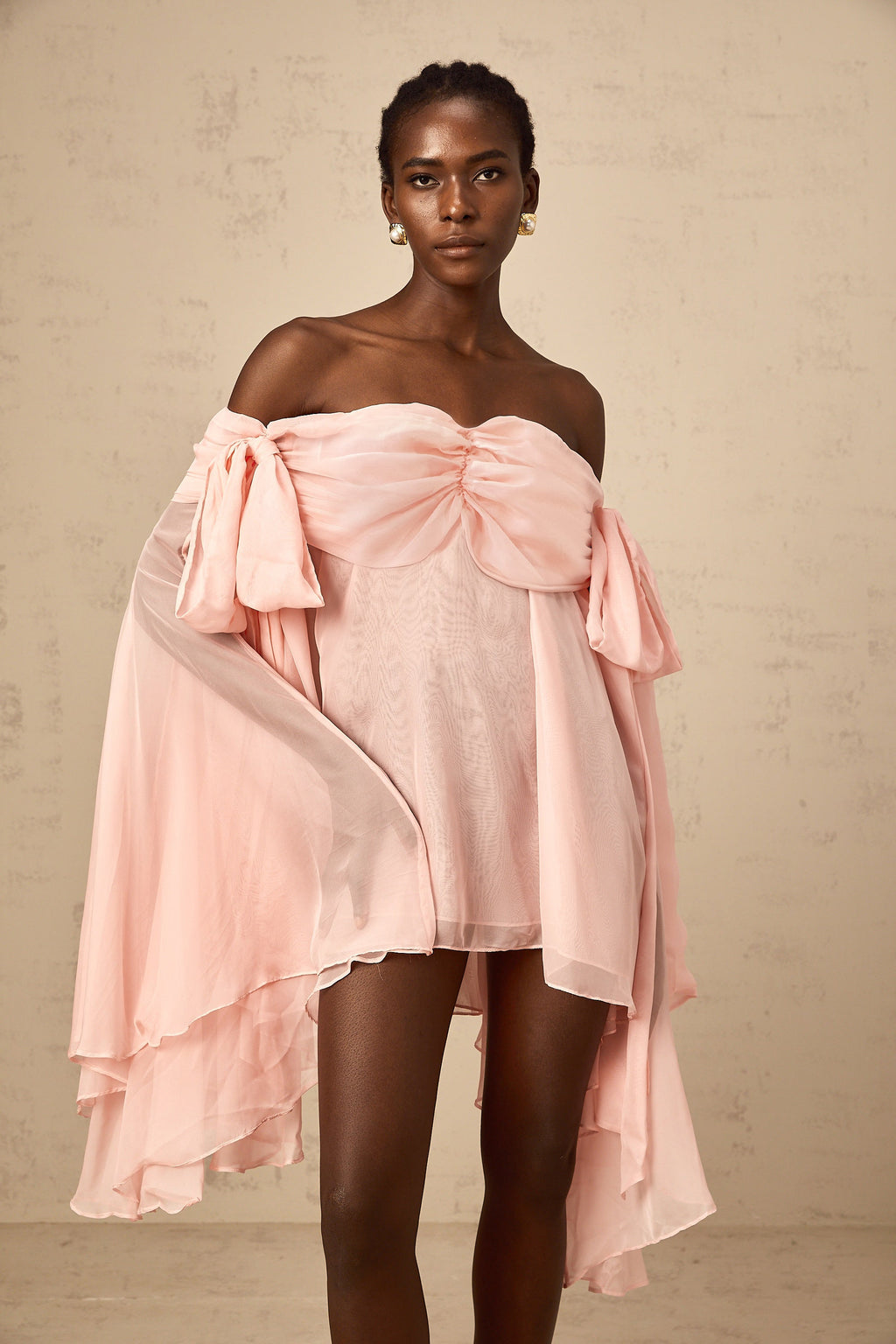 Vestido mini Avril rosa con lazo drapeado, estilo slip, en color rosa, de la marca Final Sale, vista de frente.