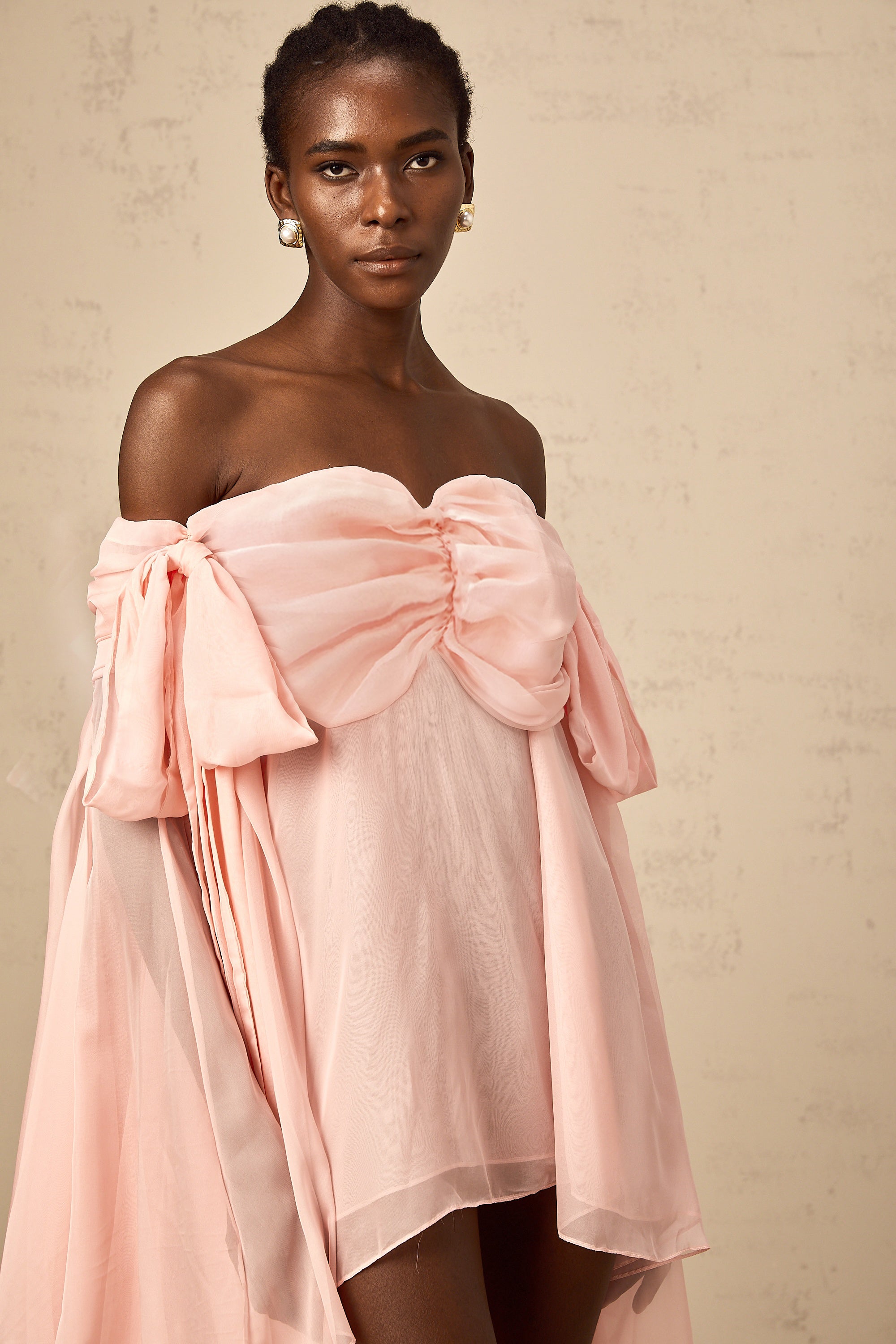 Vestido mini rosa Avril con lazo y caída, estilo drapeado, diseñado por Final Sale, para un look elegante y femenino.