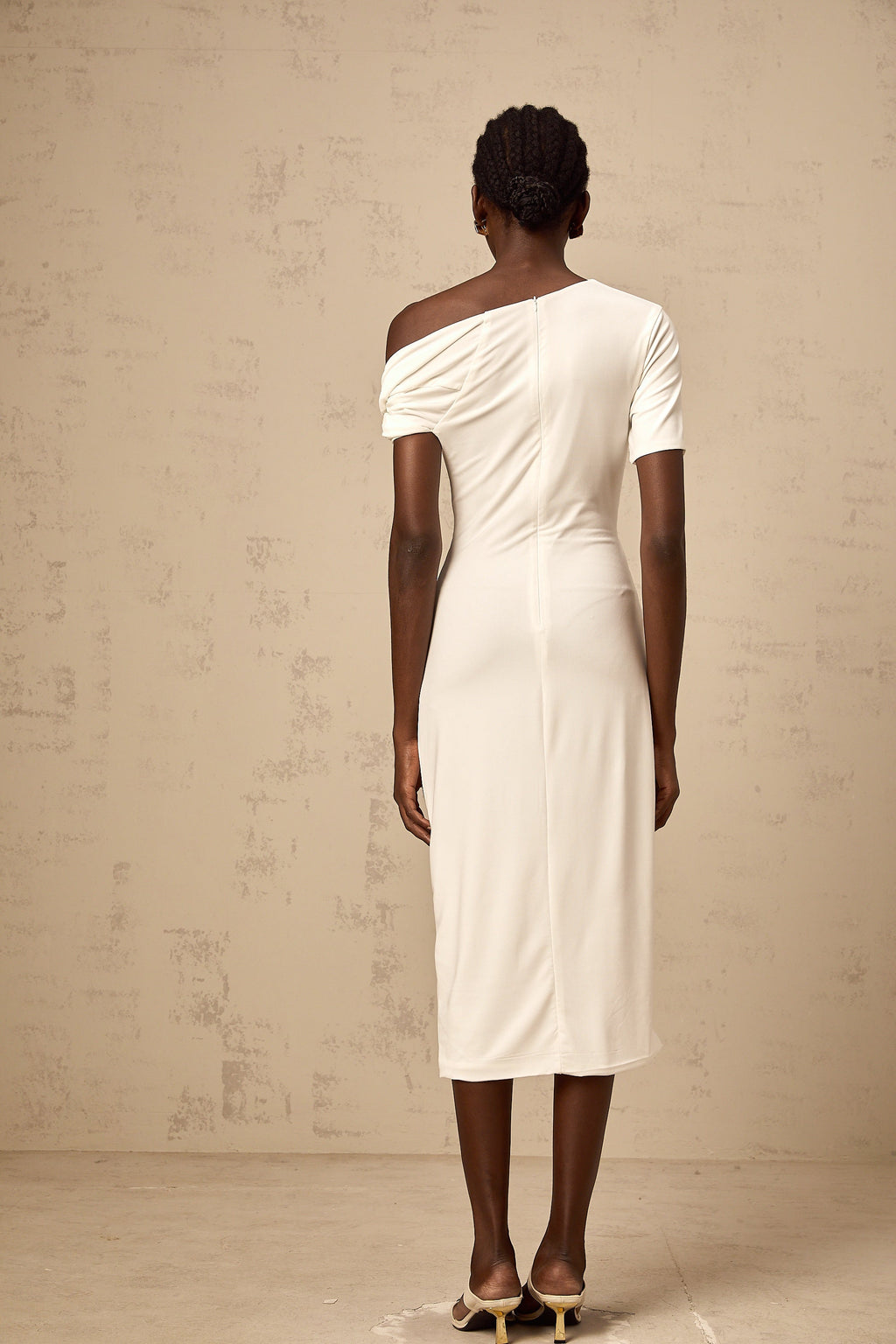 Vestido midi blanco con hebilla asimétrica de Final Sale, diseño elegante y moderno, visible en la imagen.