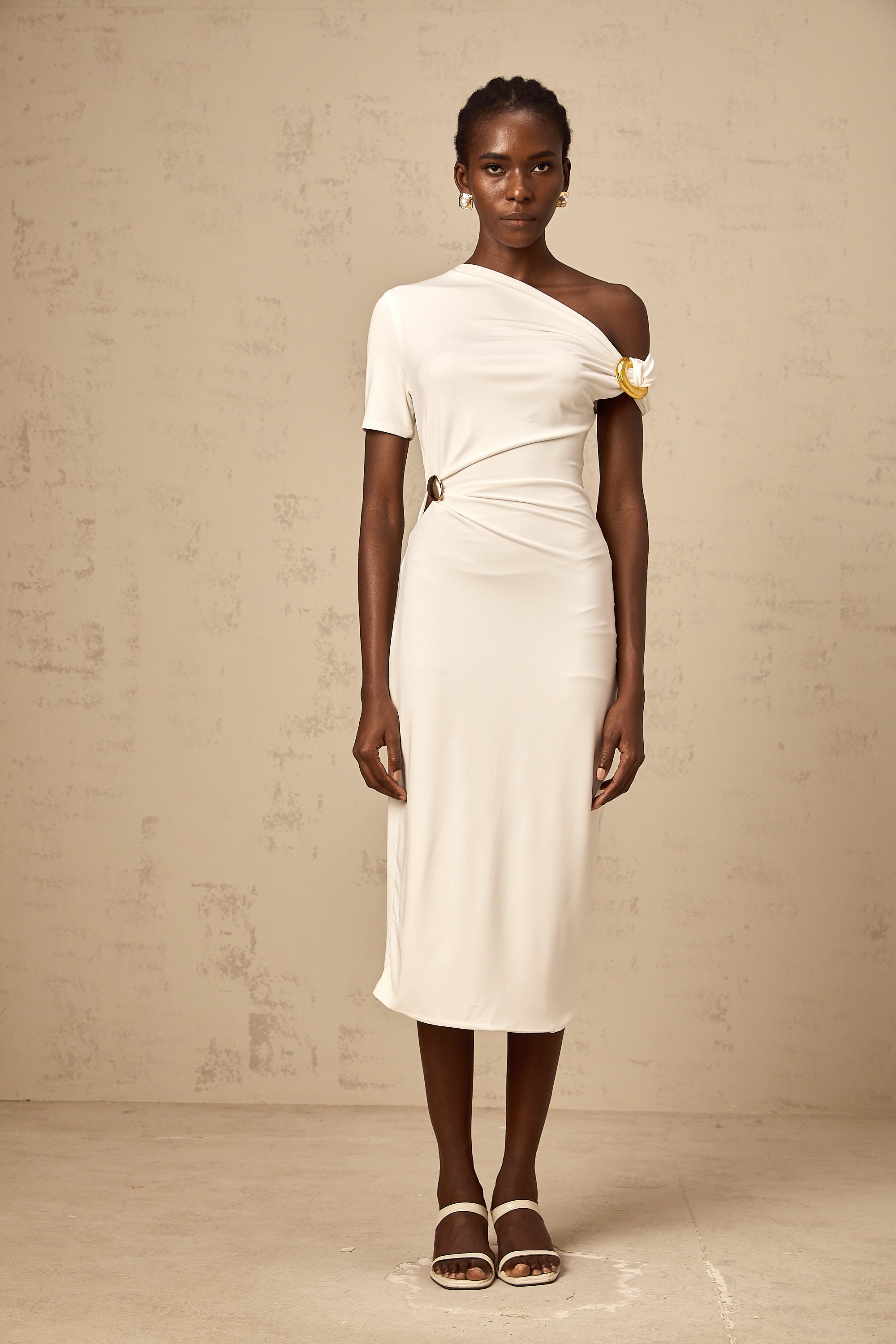 Vestido midi blanco con hebilla asimétrica de Final Sale, diseño elegante y moderno para ocasiones especiales.