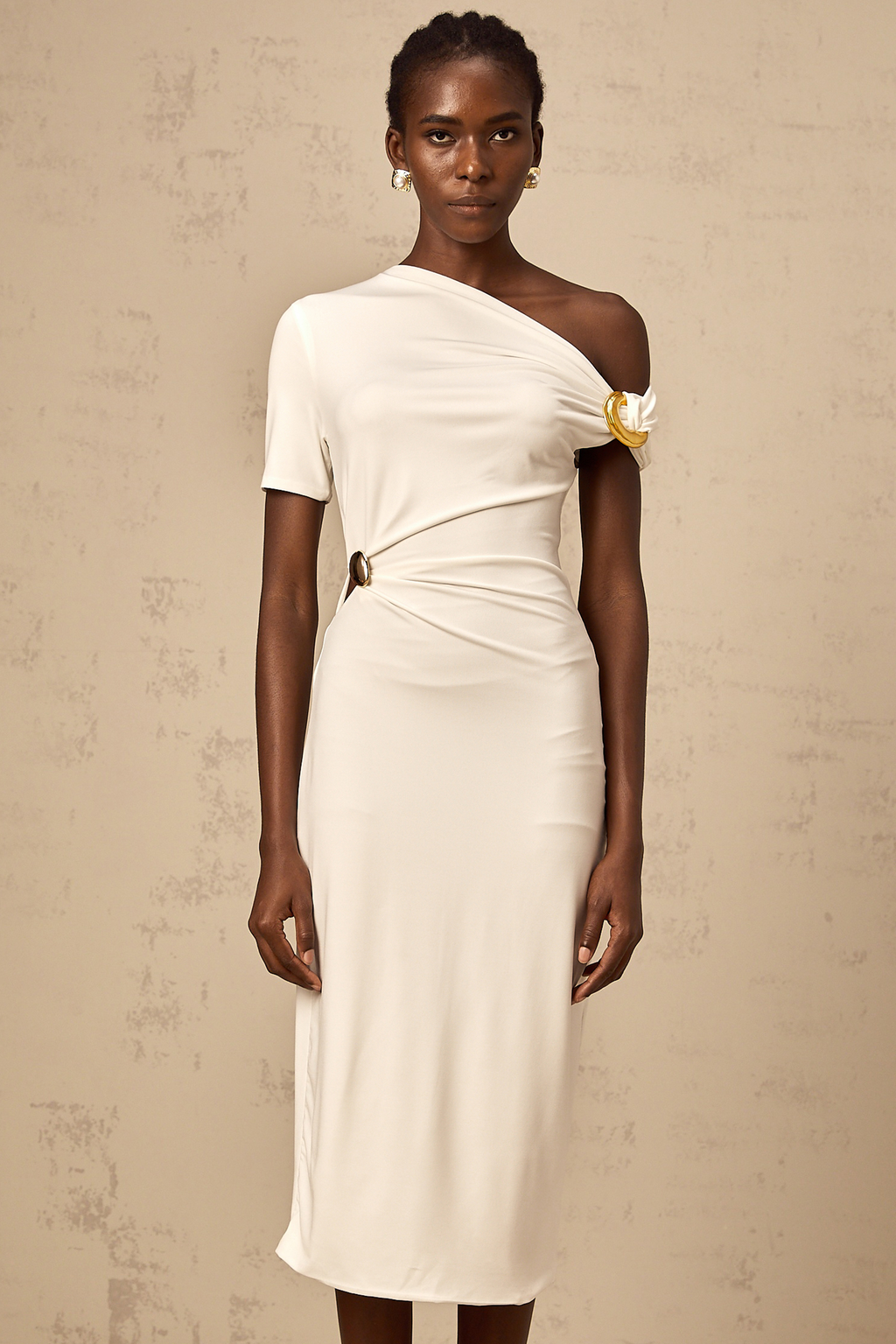 Vestido midi blanco con hebilla asimétrica de la marca Final Sale, muestra el diseño elegante y moderno del vestido.