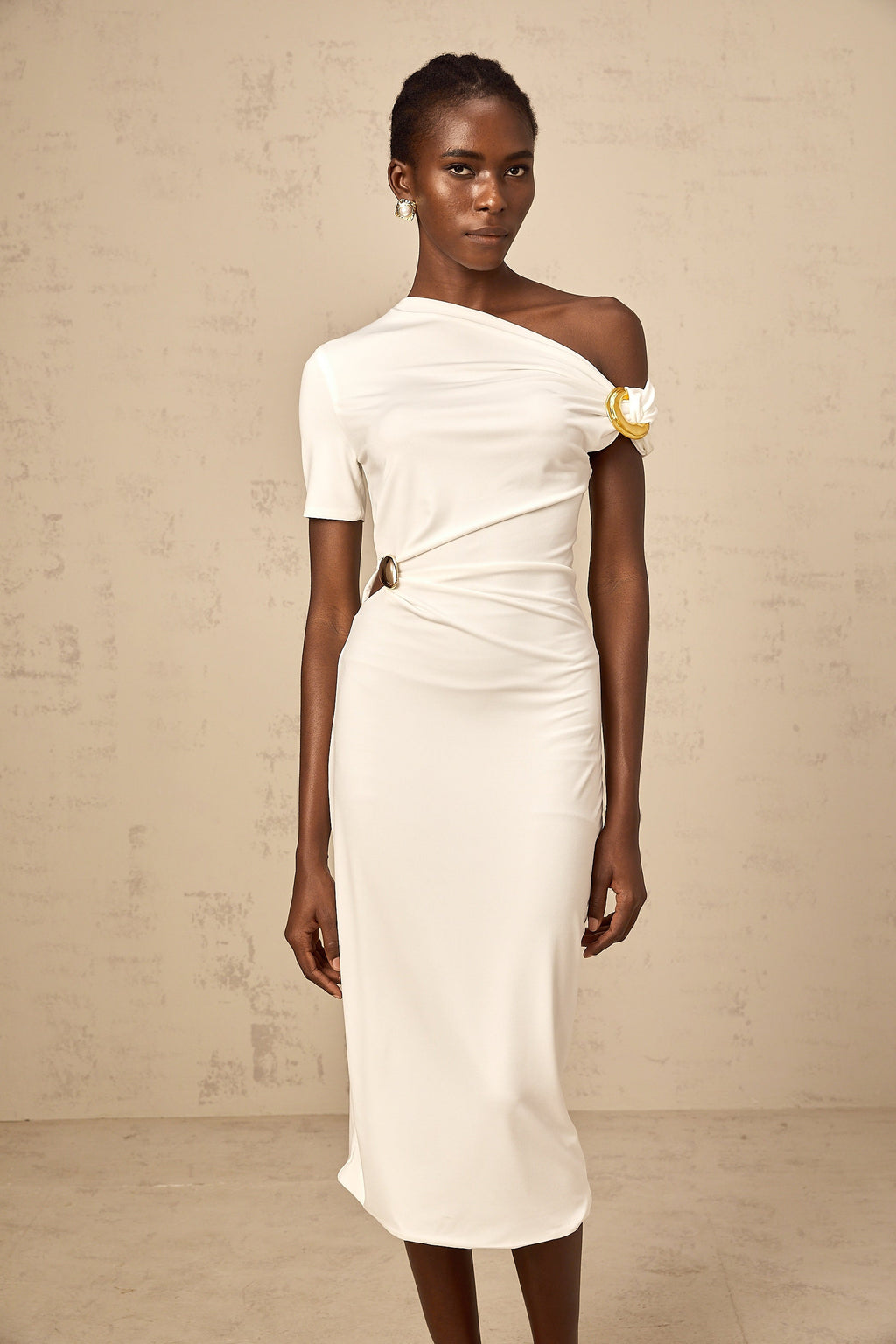 Vestido midi asimétrico blanco de Final Sale con hebilla, elegante y moderno, con diseño único y detalles sofisticados.