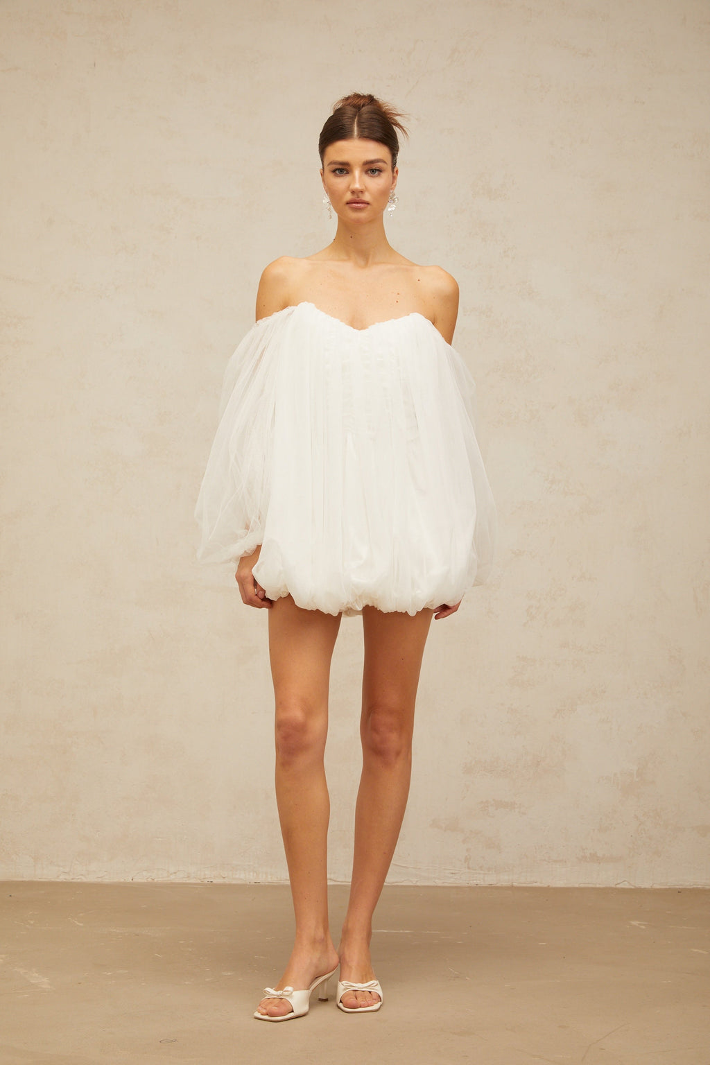Vestido mini de tul en capas Avril de Final Sale en color blanco, con diseño elegante y detalles en tul burbuja.