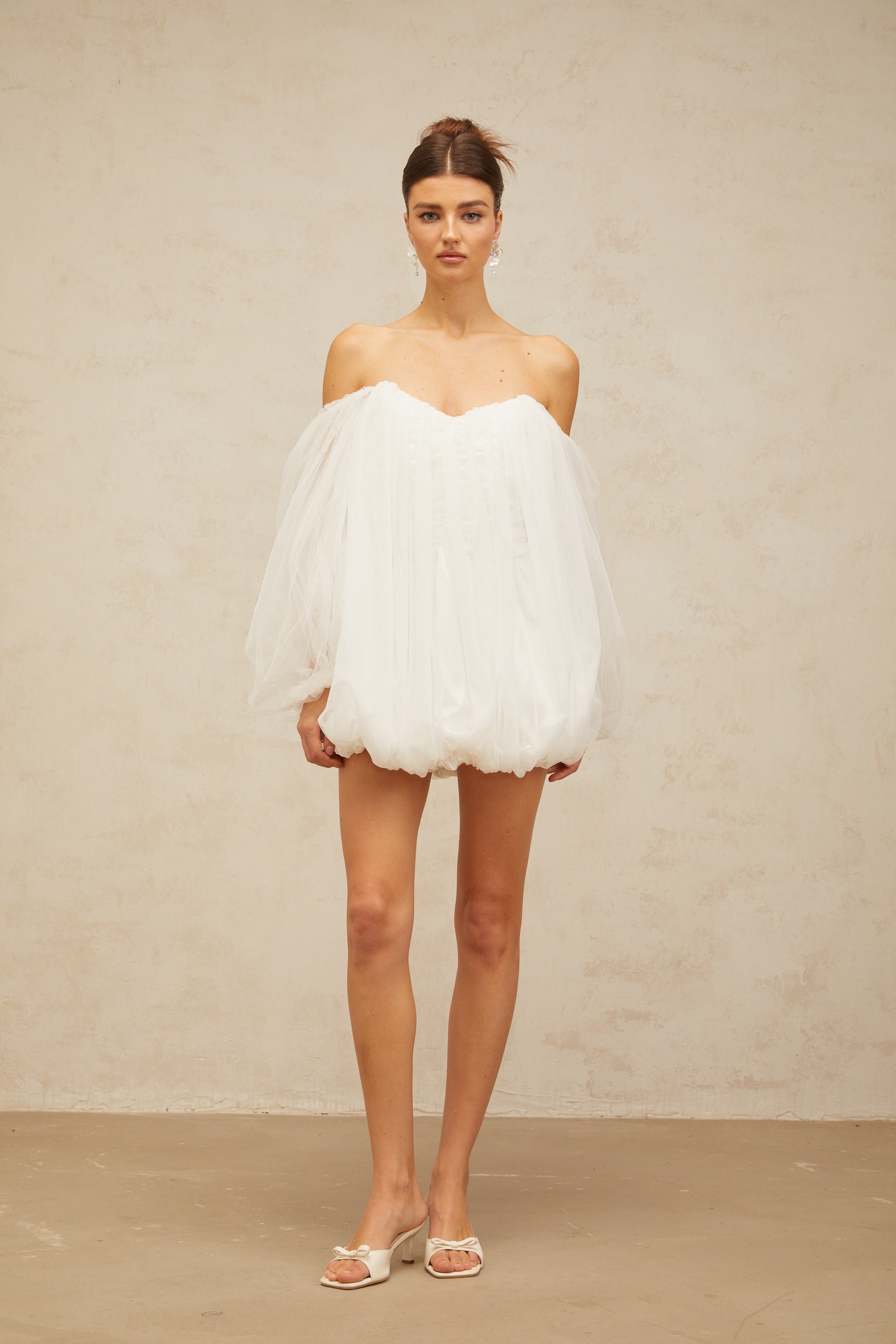 Vestido mini de tul en capas Avril de Final Sale en color blanco, con diseño elegante y detalles en tul burbuja.