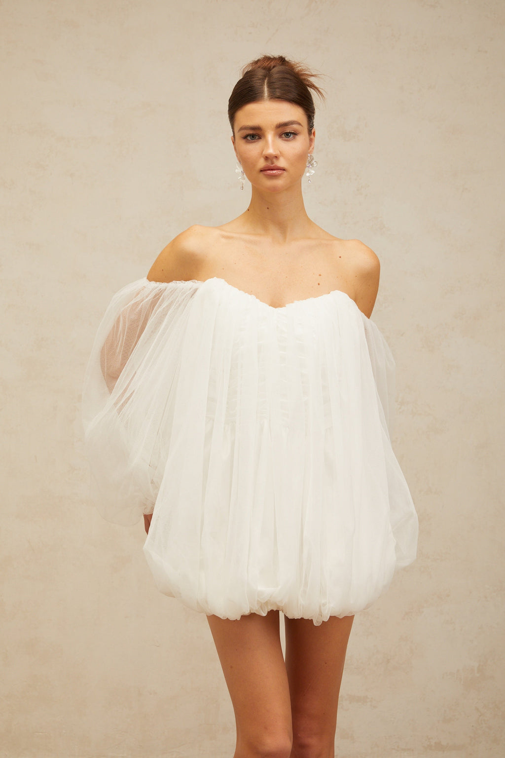 Vestido mini de tul de burbujas en capas blanco de Avril, con diseño elegante y detalles de tela tulle.