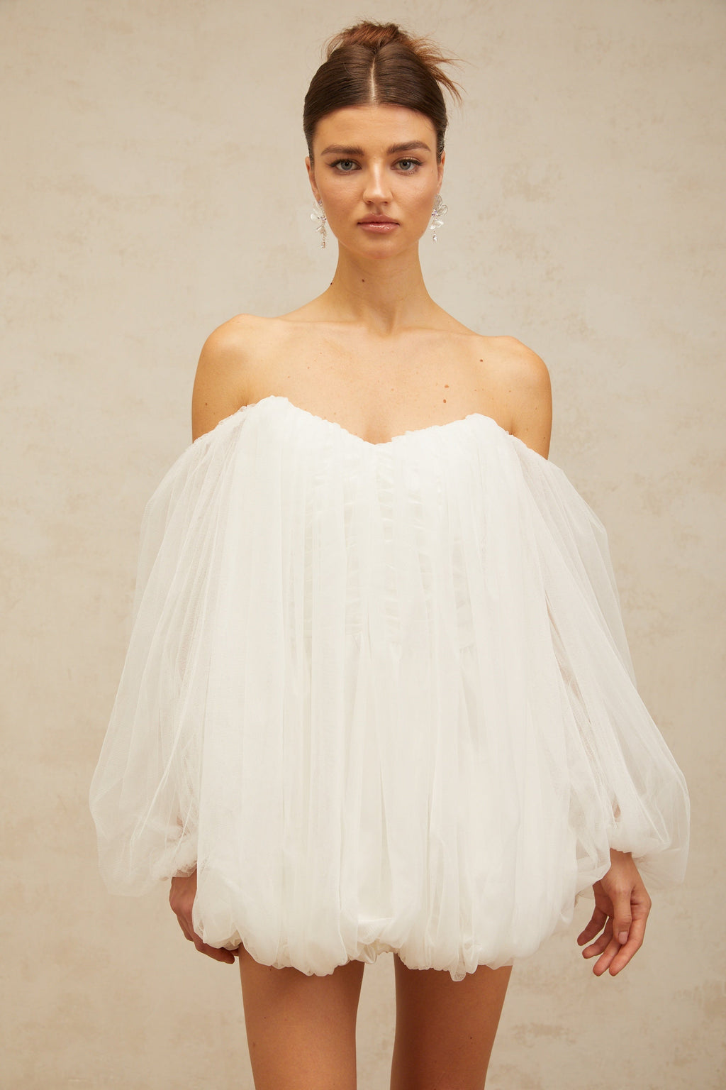 Vestido mini de tul de burbujas en capas Avril, en color blanco, con diseño elegante y moderno.