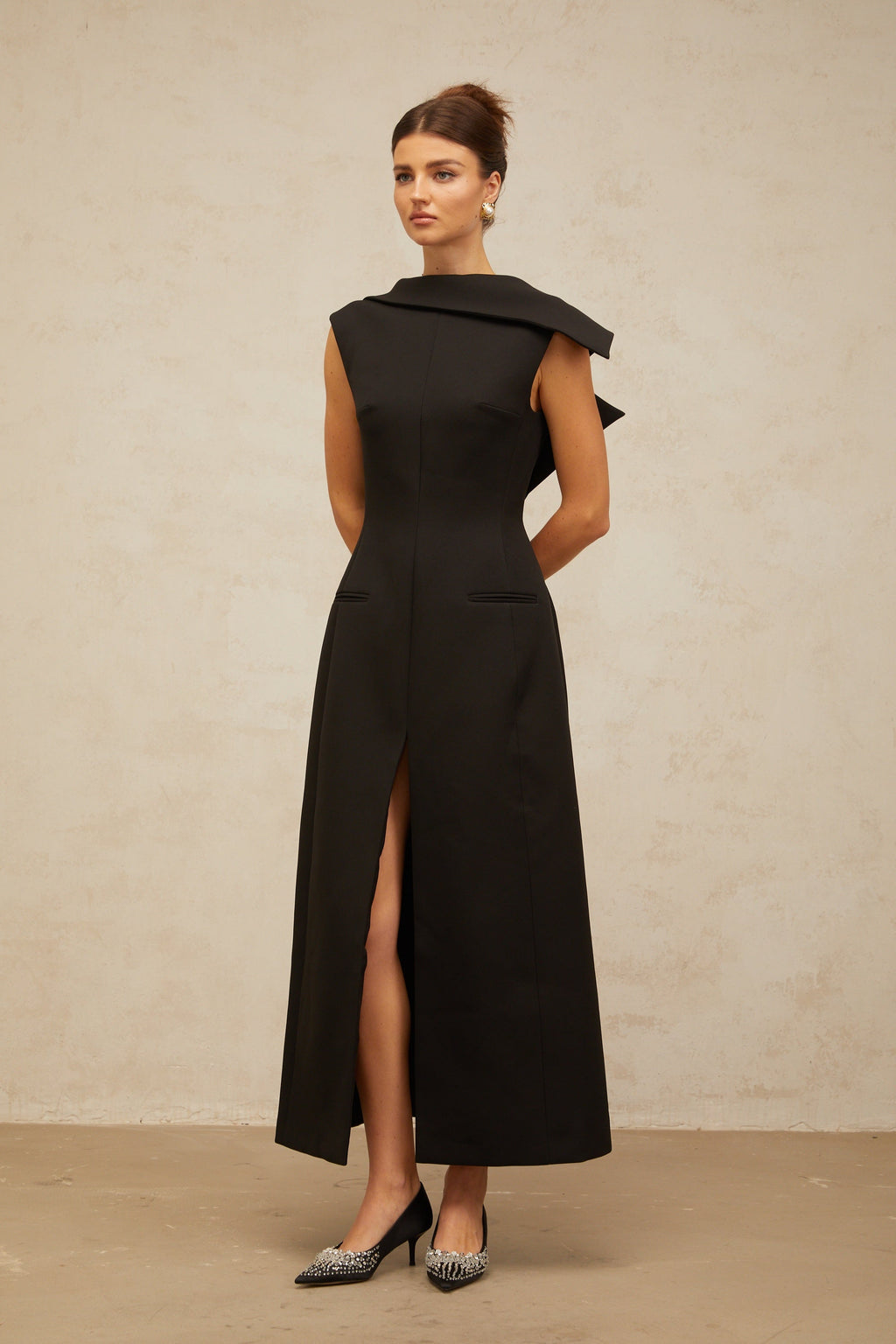 Vestido midi negro Léonore con espalda abierta deconstruido, estilo elegante y moderno, de la marca Final Sale.