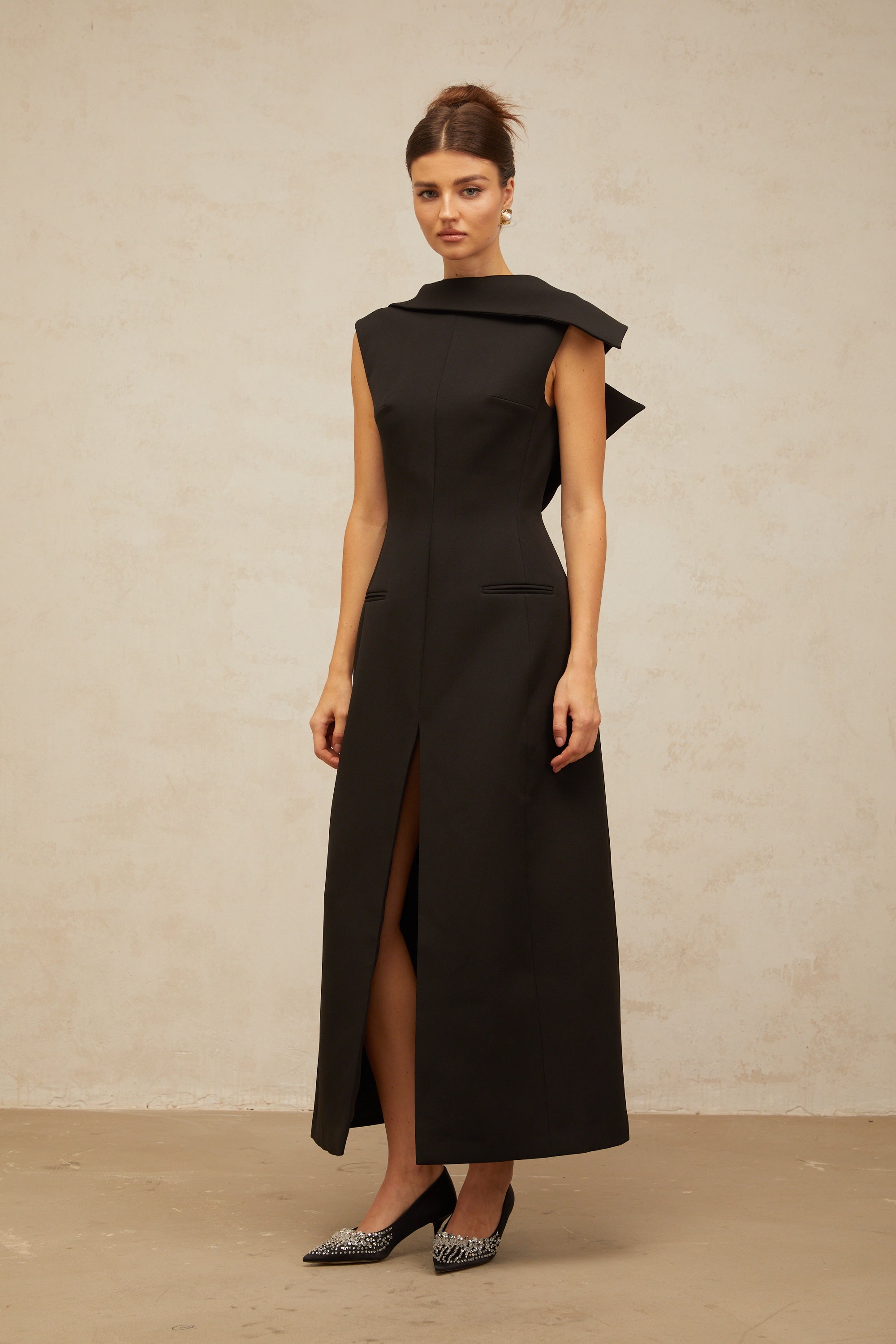 Vestido midi negro Léonore deconstruido con espalda abierta, estilo elegante y moderno, diseñado por Final Sale.