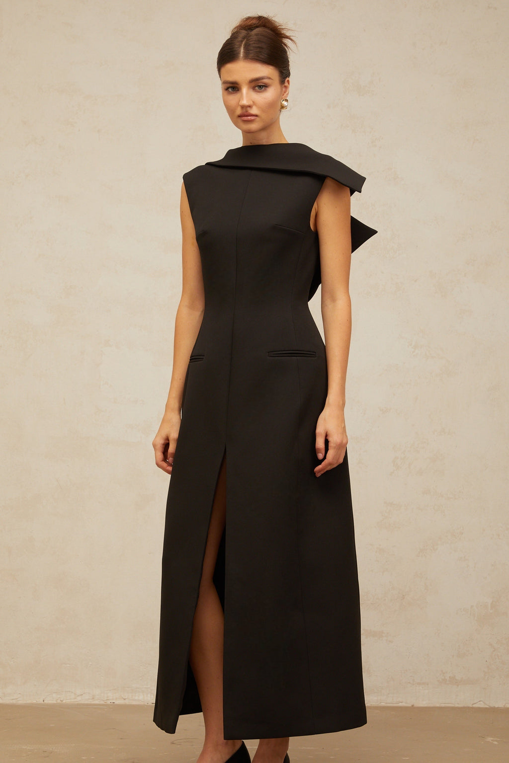 Vestido midi negro Léonore deconstruido con espalda abierta de la marca Final Sale, diseño elegante y moderno.