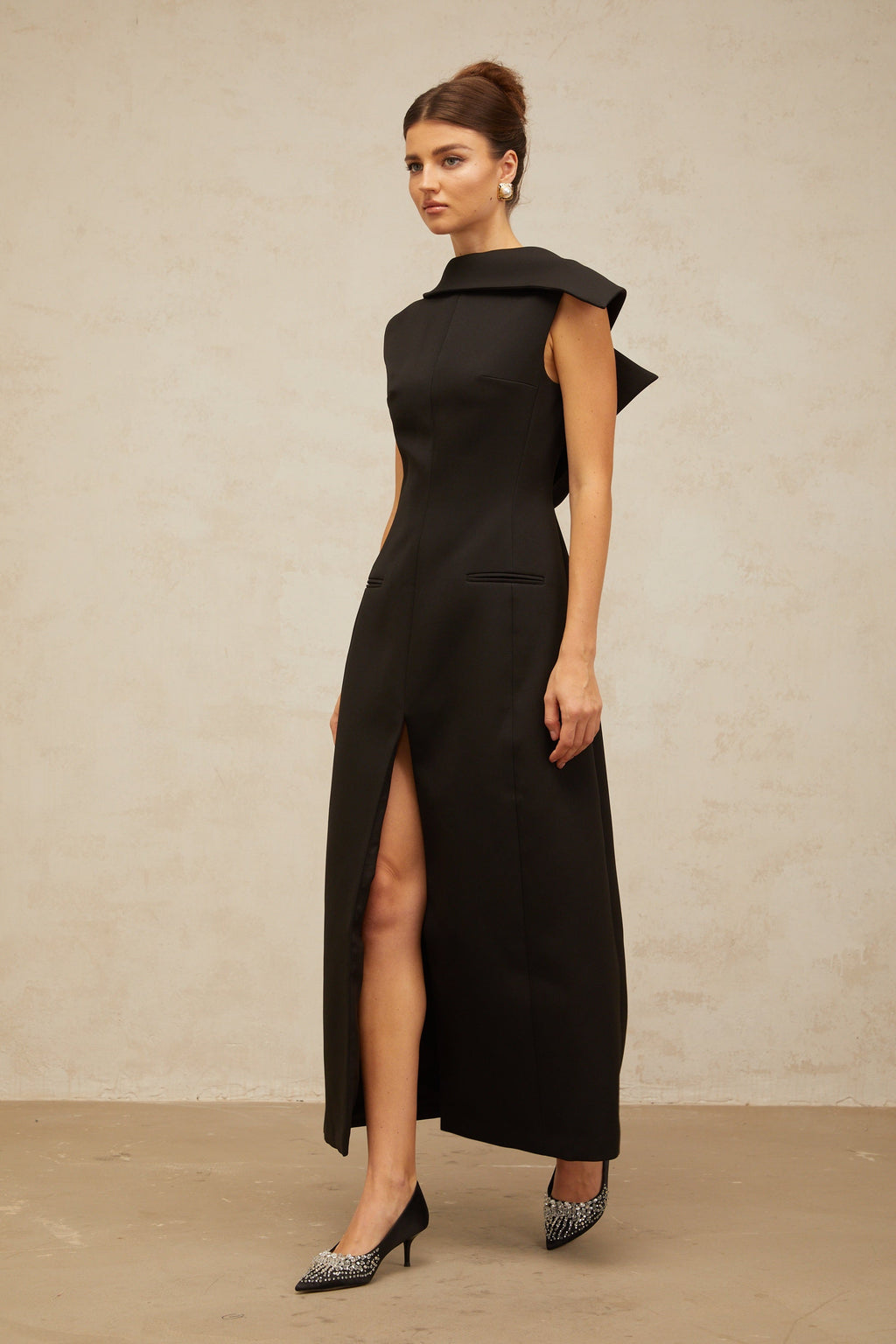 Vestido midi negro Léonore deconstruido con espalda abierta, estilo moderno y elegante, diseñado por Final Sale.