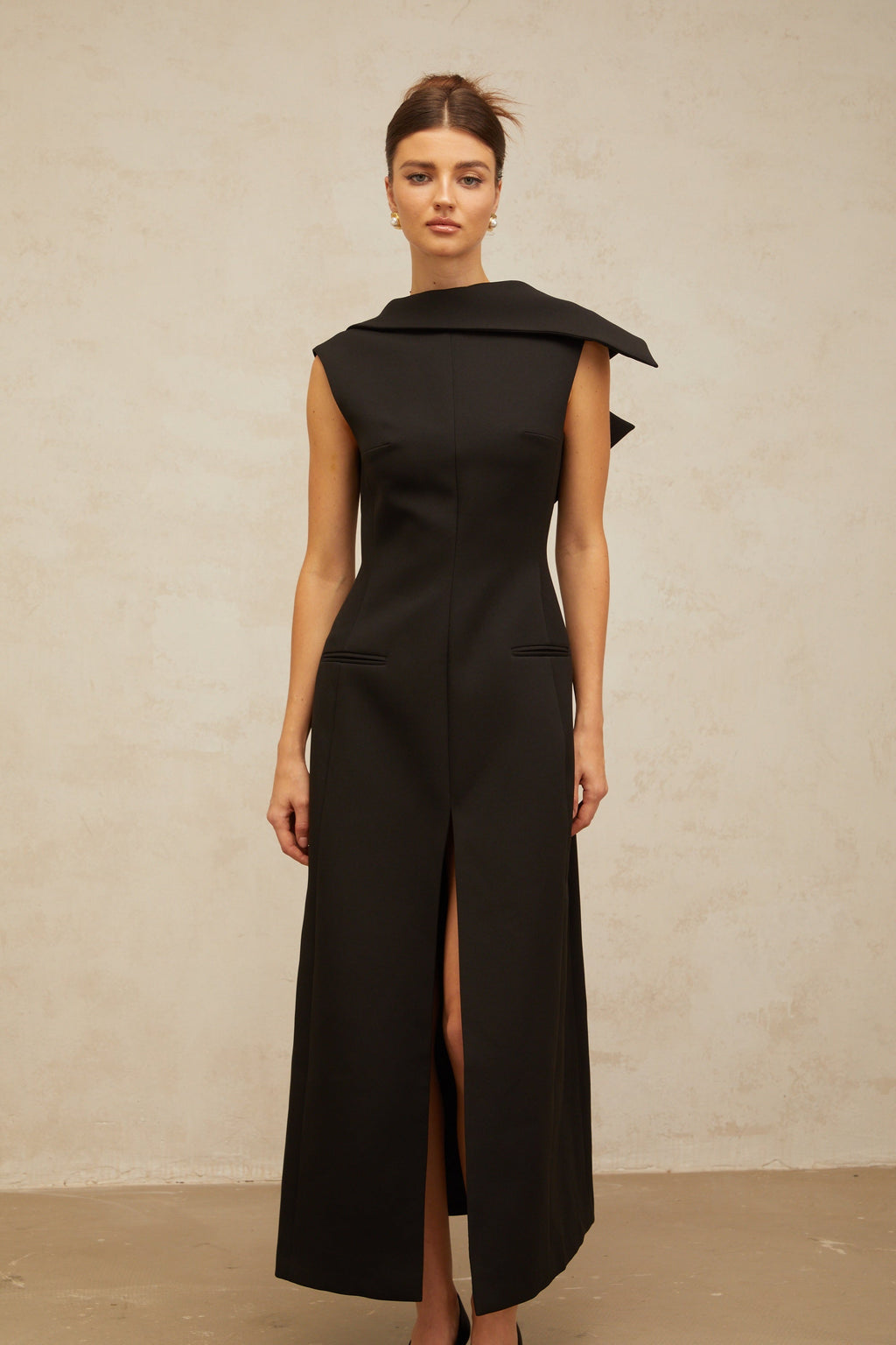Vestido midi negro deconstruido con espalda abierta de la marca Final Sale, diseñado para un estilo elegante y moderno.