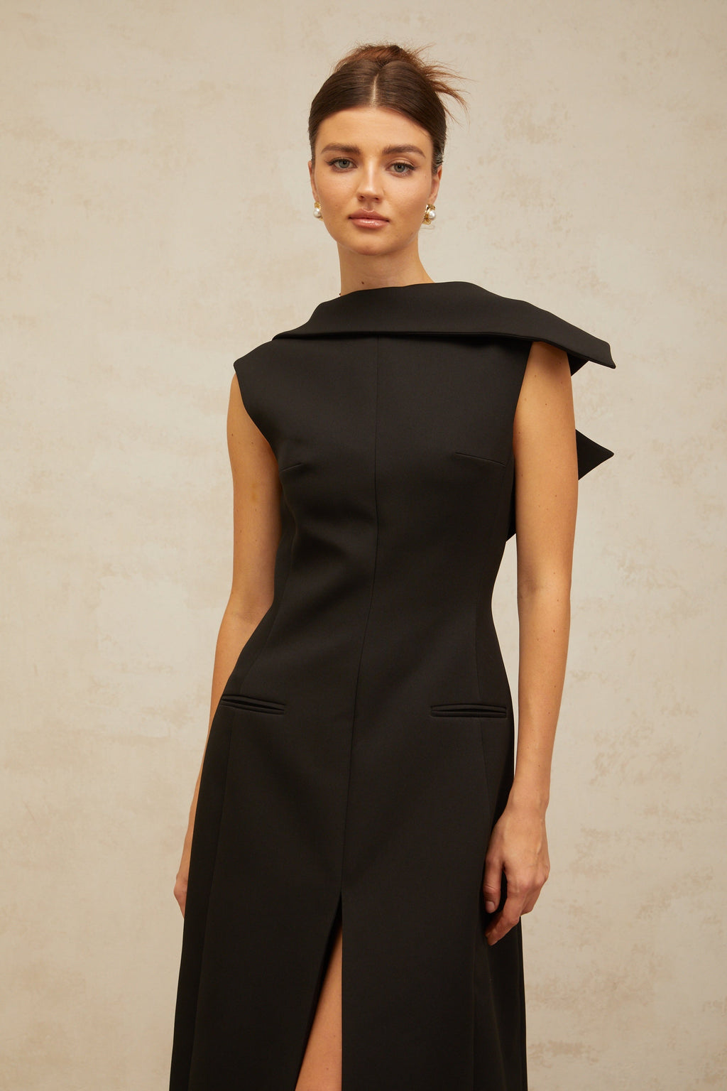 Vestido midi negro deconstruido Léonore con espalda abierta, diseño elegante y moderno, hecho por la marca Final Sale.