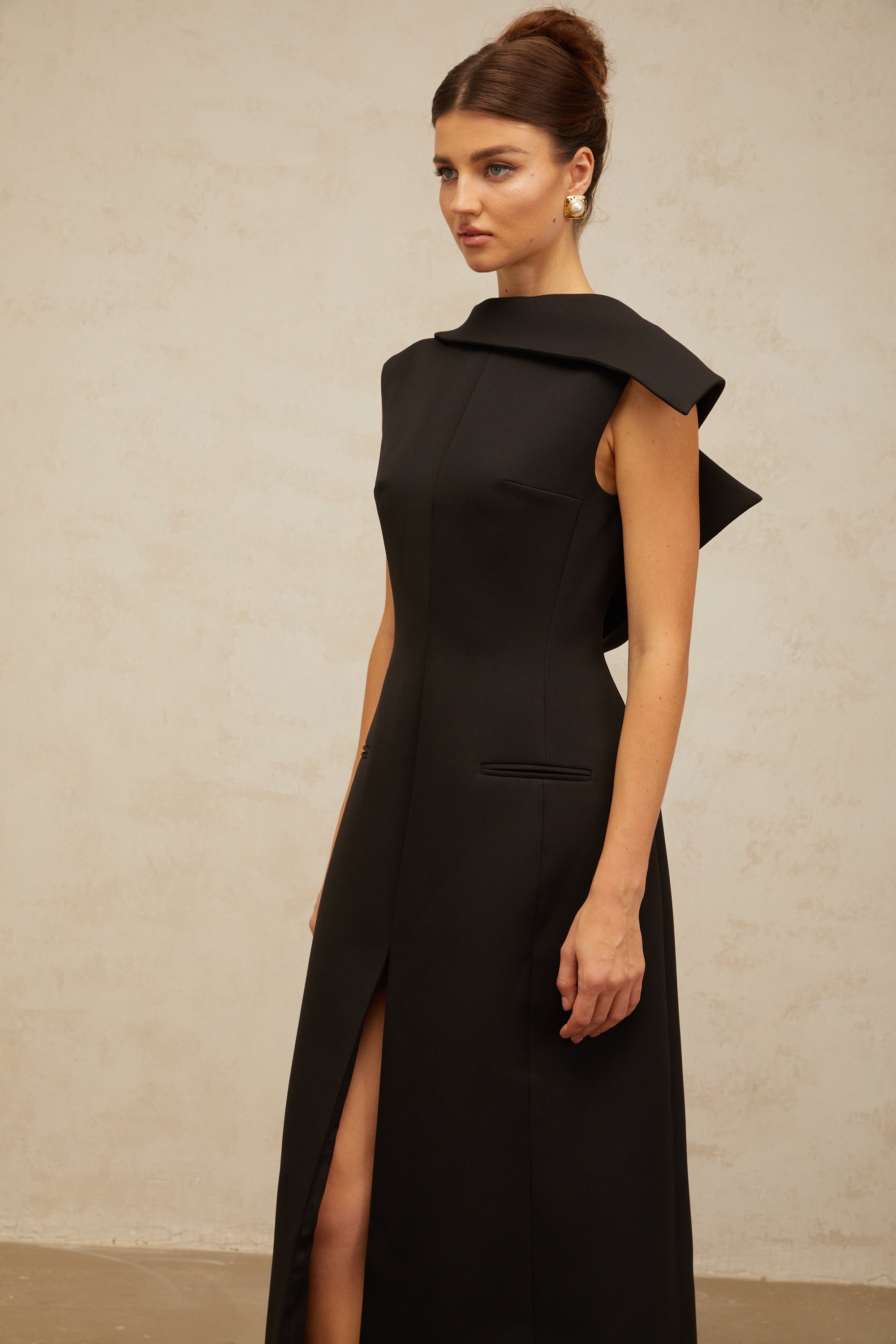 Vestido midi negro Léonore deconstruido con espalda abierta, estilo elegante y moderno, de la marca Final Sale.