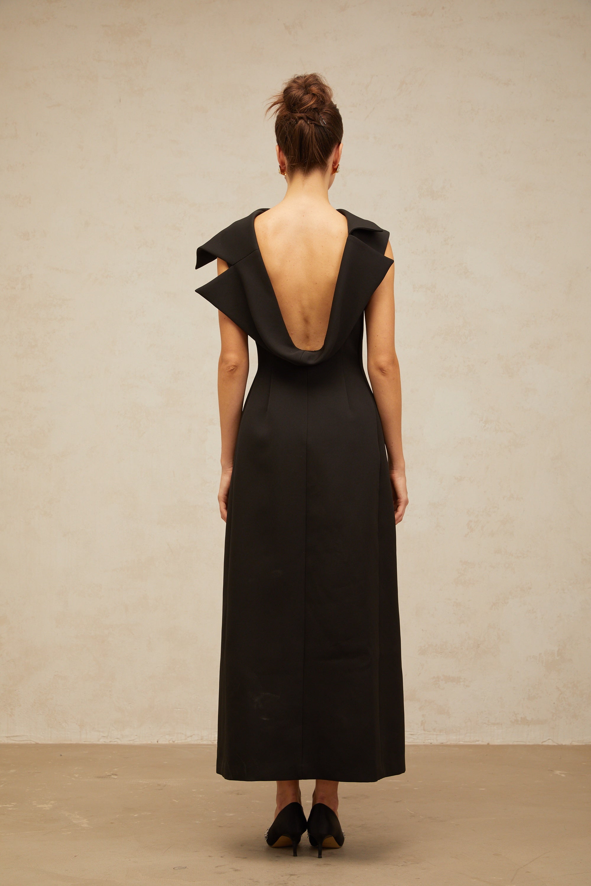 Vestido midi negro deconstruido Léonore de Final Sale con espalda abierta y diseño elegante, en color negro.