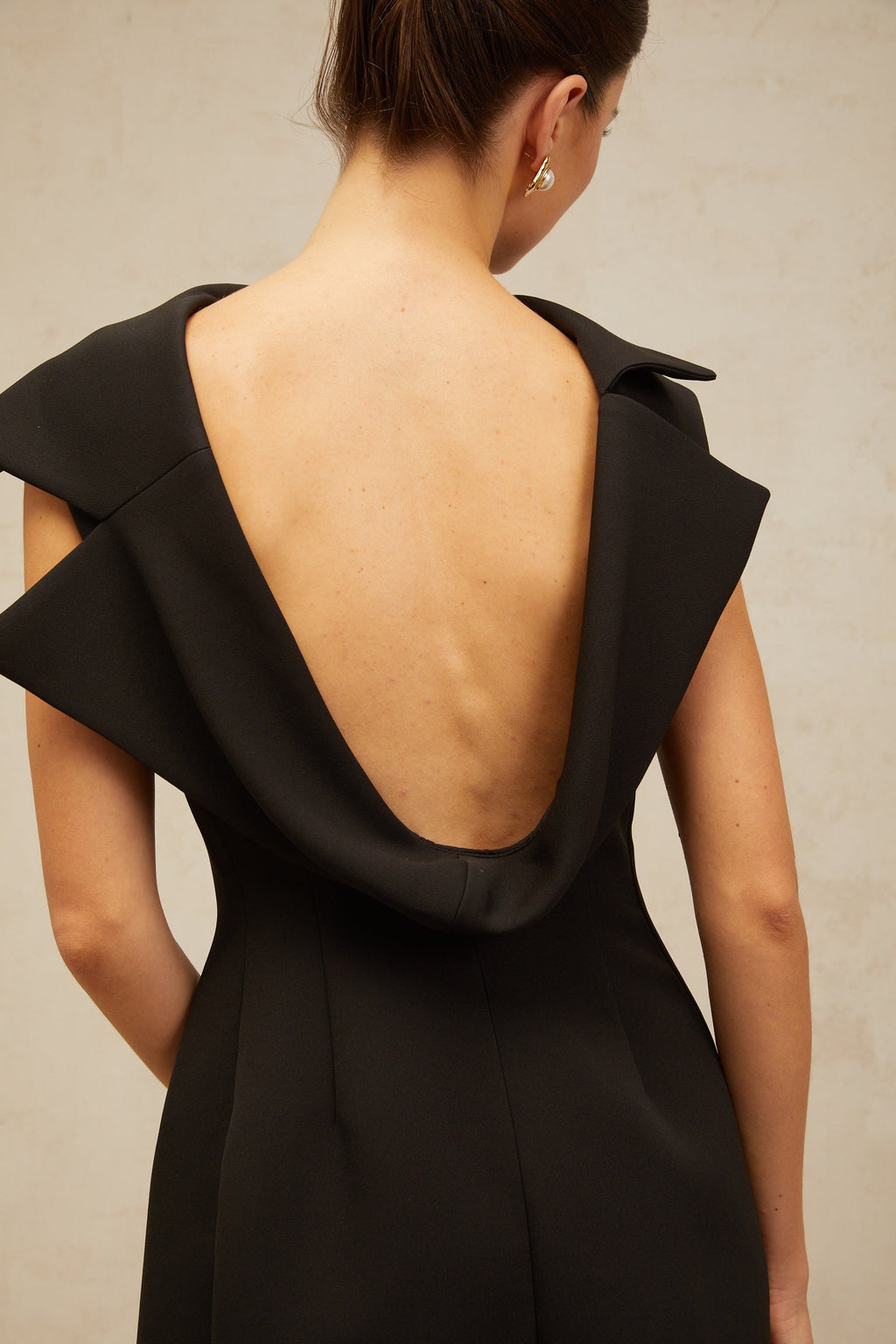 Vestido midi negro Léonore deconstruido con espalda abierta, estilo elegante y moderno, de la marca Final Sale.