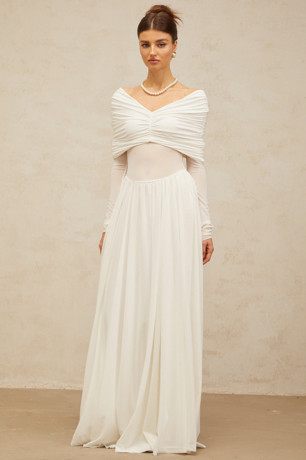 Vestido largo blanco Vérane con drapeado y fruncido, estilo maxi, con detalles elegantes y fluidez en la tela.
