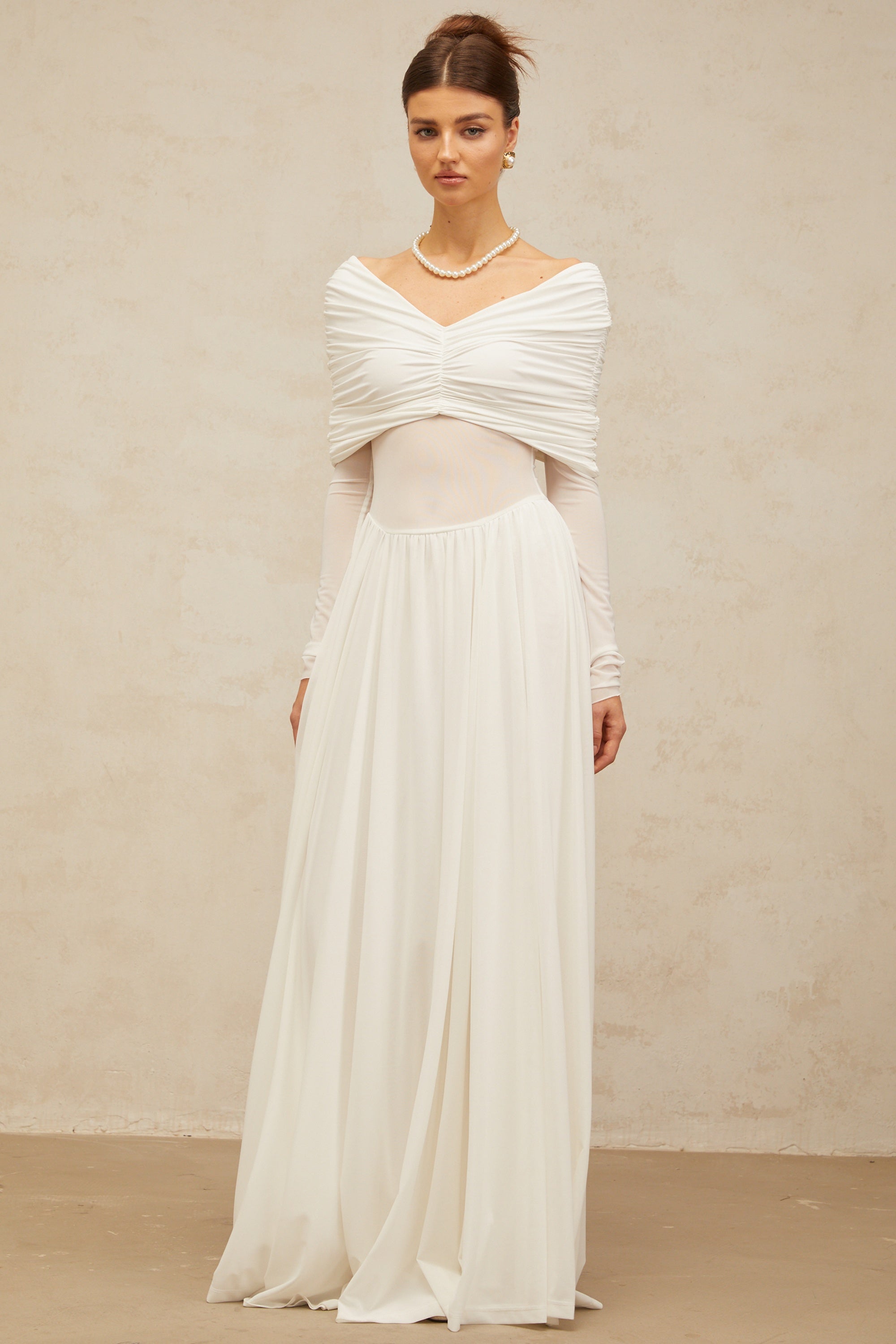 Vestido largo blanco Vérane con drapeado y fruncido, estilo maxi, con detalles elegantes y fluidez en la tela.