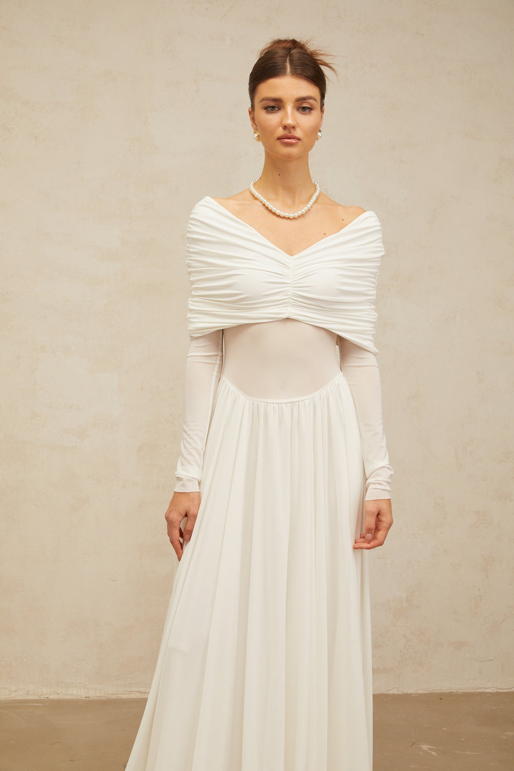 Vestido largo blanco Vérane con drapeado y ruched, estilo maxi, diseñado por Final Sale, en color blanco y corte elegante.