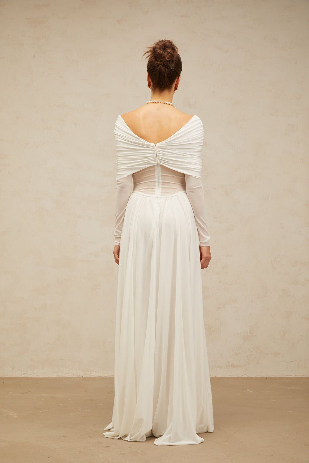 Vestido maxi blanco Vérane con drapeado y ruched, estilo elegante y fluido, en la imagen.
