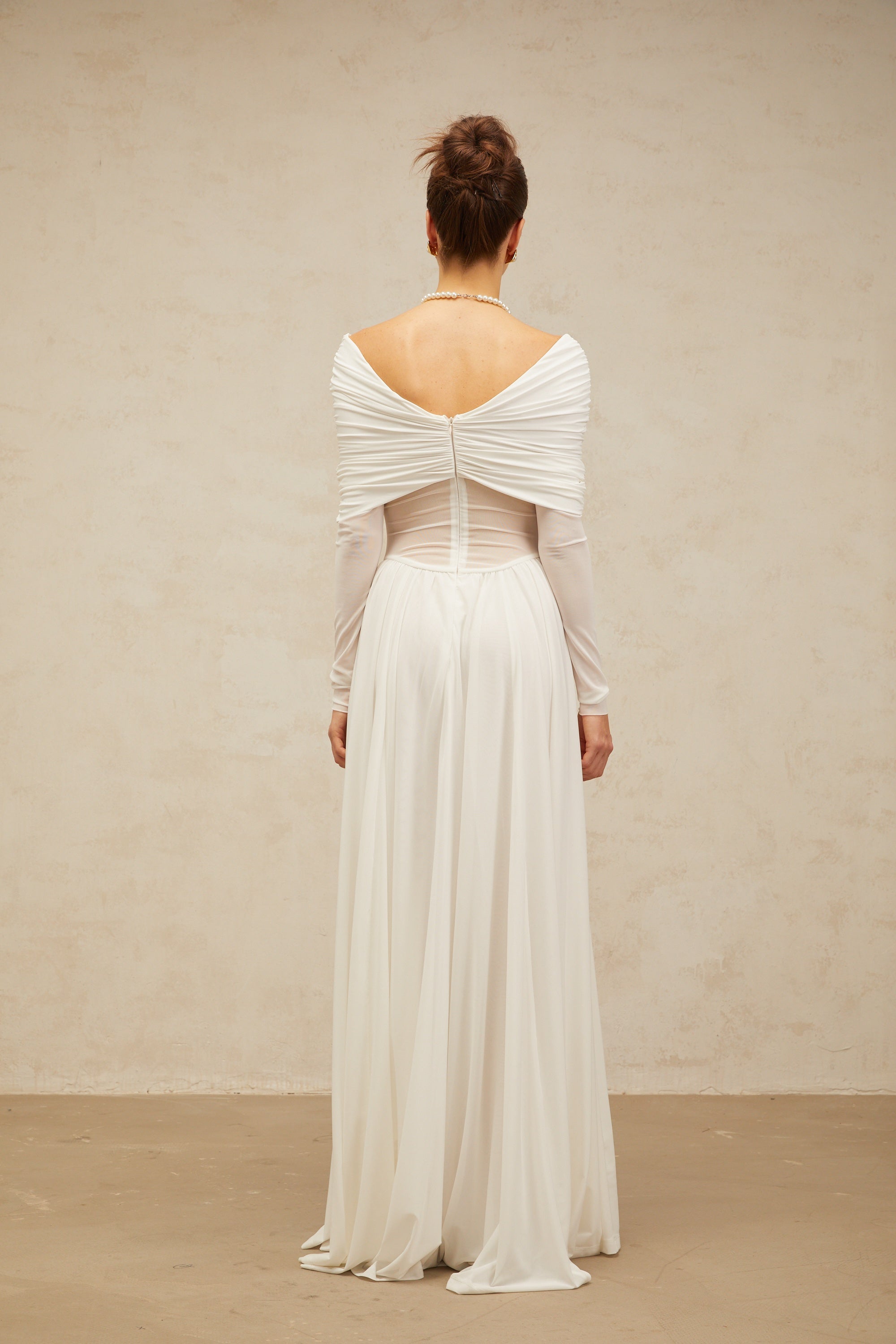 Vestido maxi blanco Vérane con drapeado y ruched, estilo elegante y fluido, en la imagen.