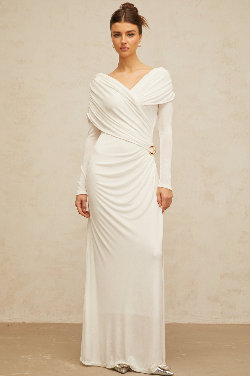 Vestido largo ajustado y fruncido Hélène en color blanco, vestido maxi de tela stretch, estilo elegante y femenino.