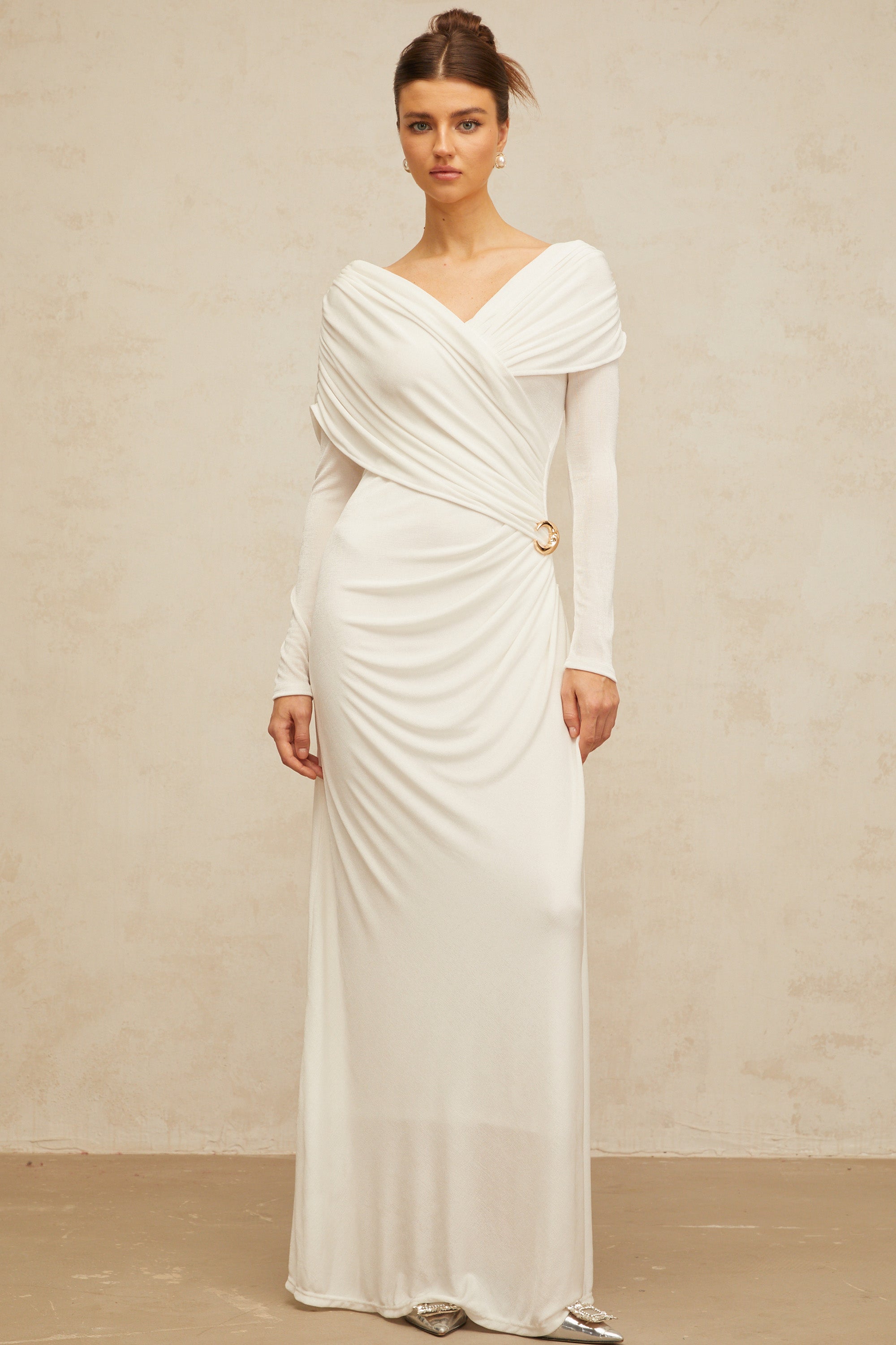 Vestido largo ajustado y fruncido Hélène en color blanco, vestido maxi de tela stretch, estilo elegante y femenino.