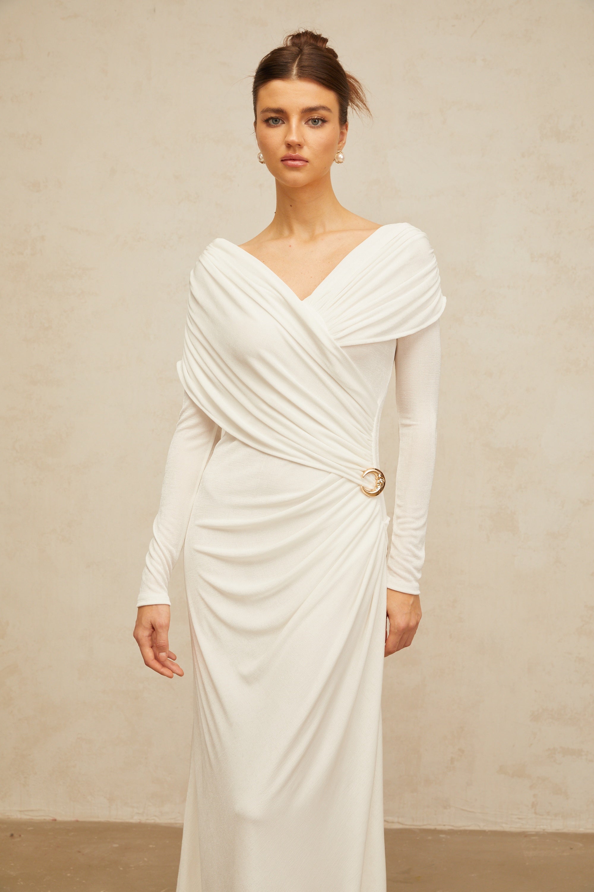 Vestido maxi ajustado y fruncido en blanco de la marca Final Sale, vestido largo de tela stretch, estilo ceñido y elegante.