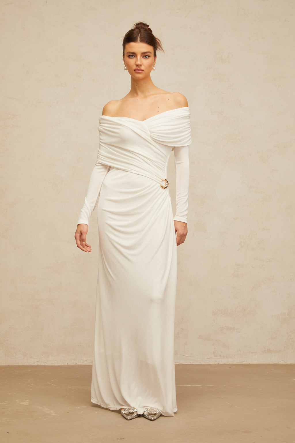 Vestido largo ajustado y fruncido Hélène en blanco, vestido maxi de tela stretch, modelo elegante y ajustado para mujer.
