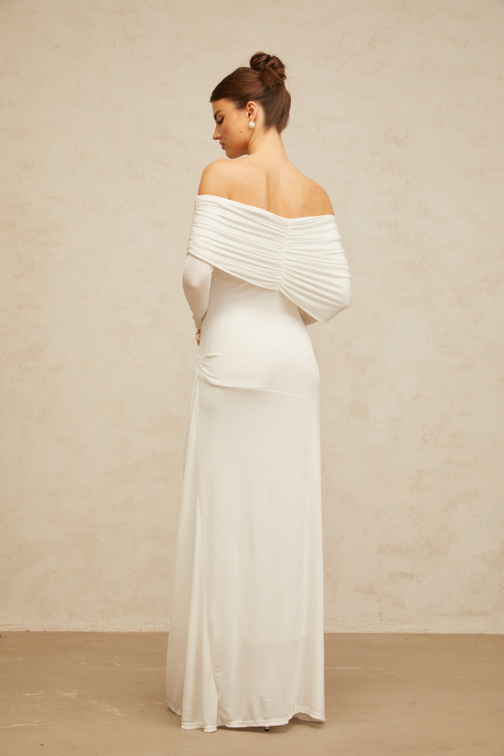 Vestido largo ajustado y con frunces de tela stretch en color blanco de la marca Final Sale, diseño elegante y favorecedor.