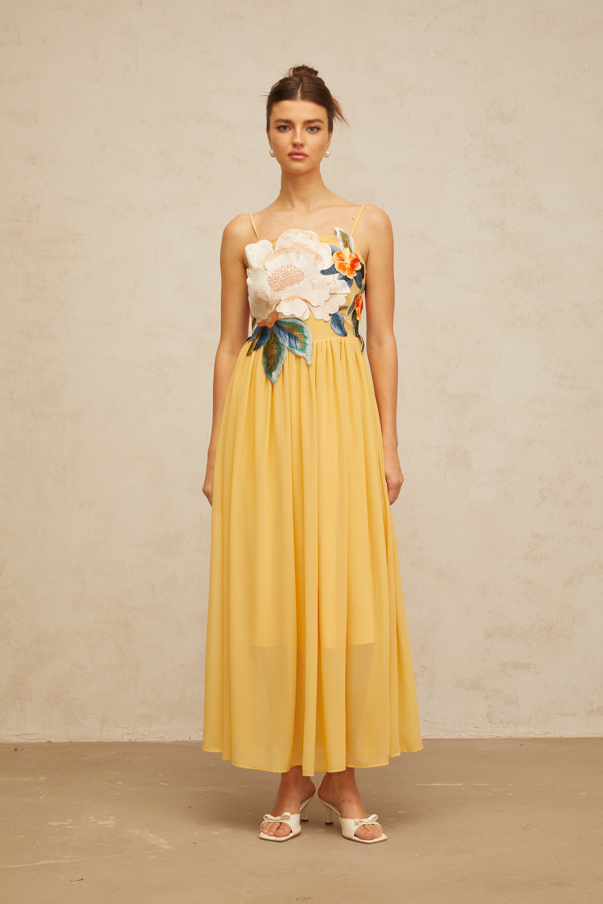 Vestido maxi de seda amarillo con bordado floral y fruncido de la marca Final Sale, mostrado en la imagen.
