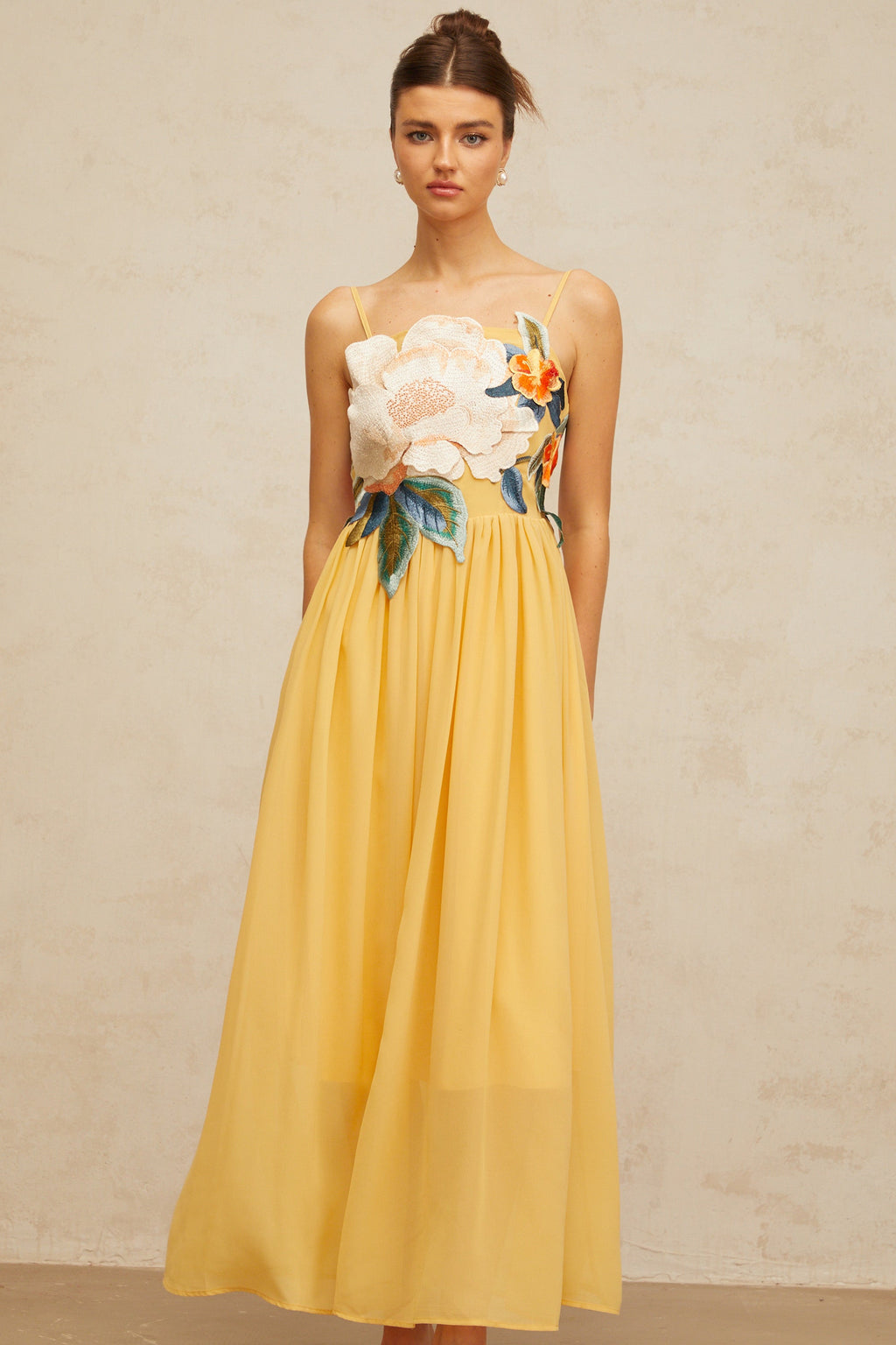 Vestido maxi floral de tiras con bordado en amarillo de la marca Final Sale, con diseño ajustado y estilo elegante.