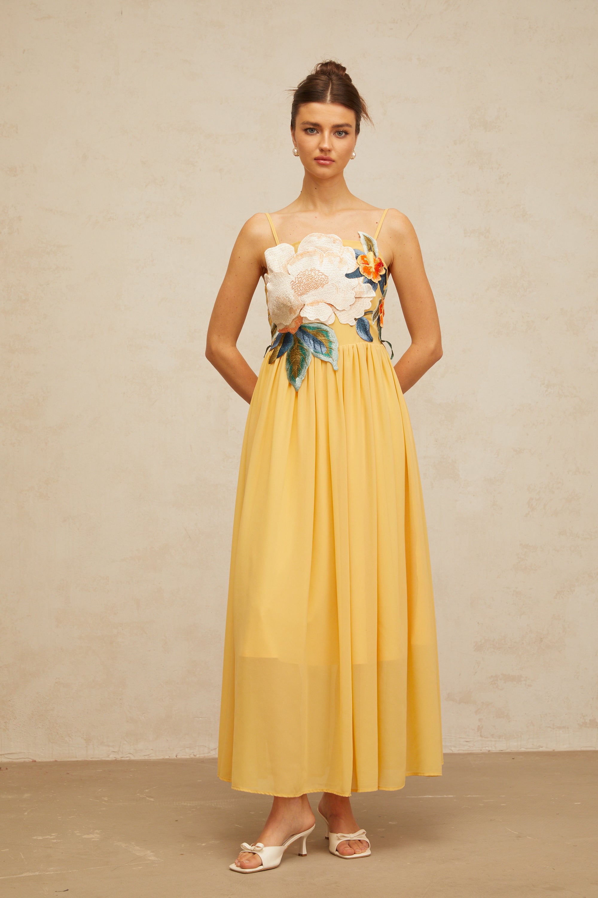 Vestido largo floral con bordado y fruncido Josette en color amarillo, vestido maxi para mujer, estilo elegante y cómodo