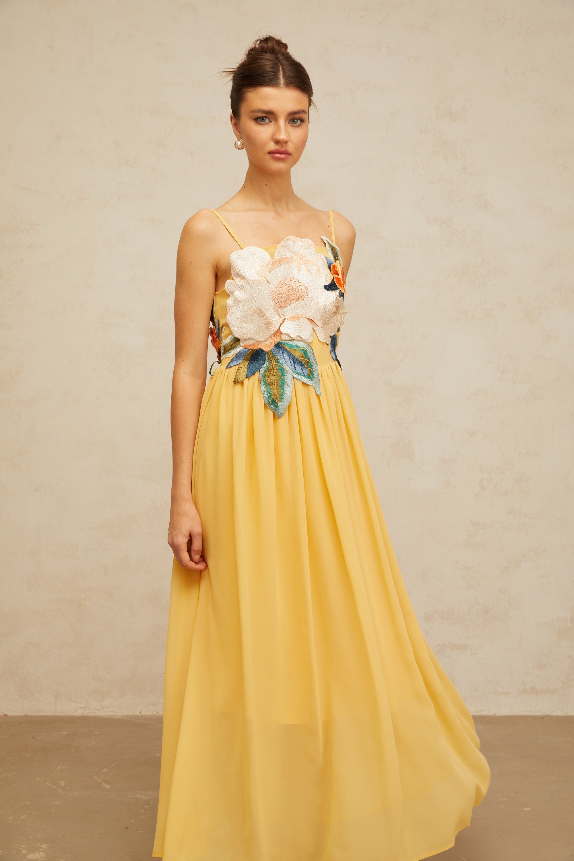 Vestido maxi de tirantes con bordado floral y fruncido en color amarillo, de la marca Final Sale.