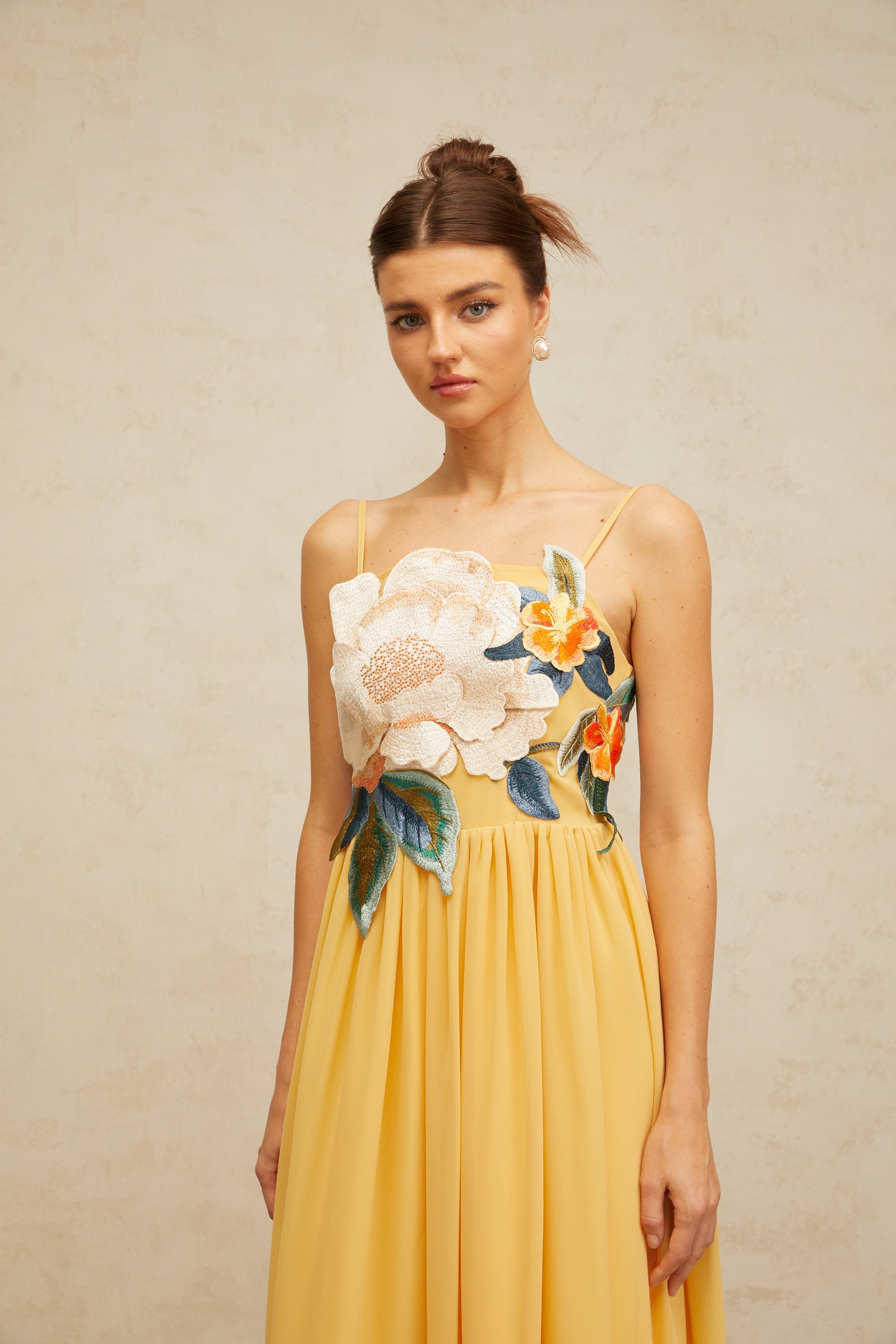 Vestido maxi floral de tiras con bordado en Josette en color amarillo, estilo ajustado y elegante.